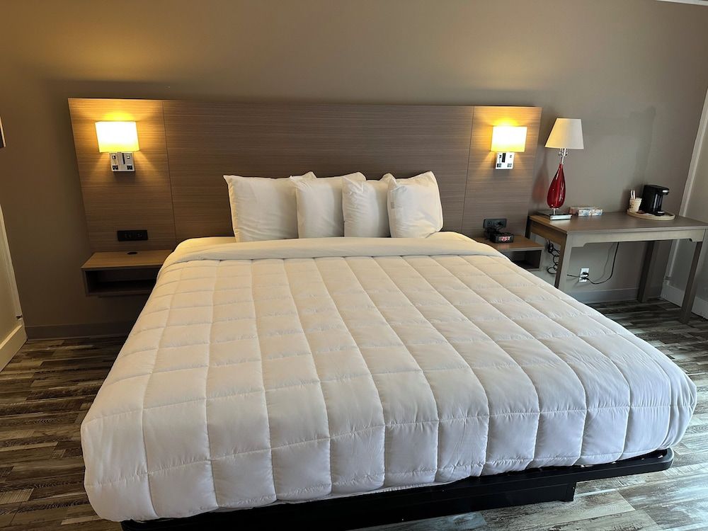 Whaler Inn and Suites Deluxe Room, 1 King Bed, Non Smoking (ADA) 2