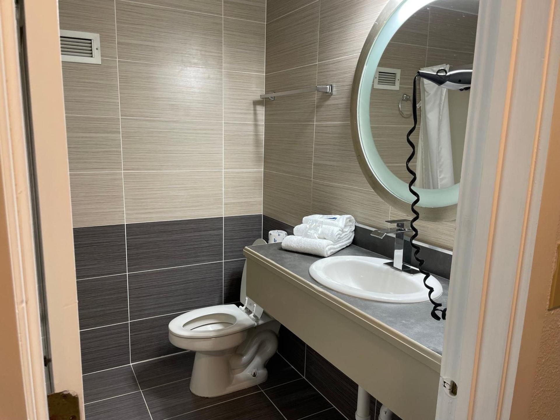 Whaler Inn and Suites Double Room 2