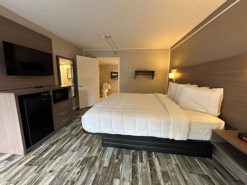 Whaler Inn and Suites Deluxe Room, 1 King Bed, Non Smoking (ADA)