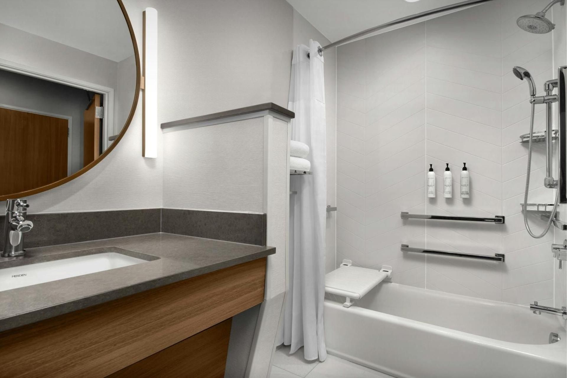 Fairfield by Marriott Inn & Suites Portland Newberg Standard King Room with Adapted Tub - Mobility and Hearing Accessible 2