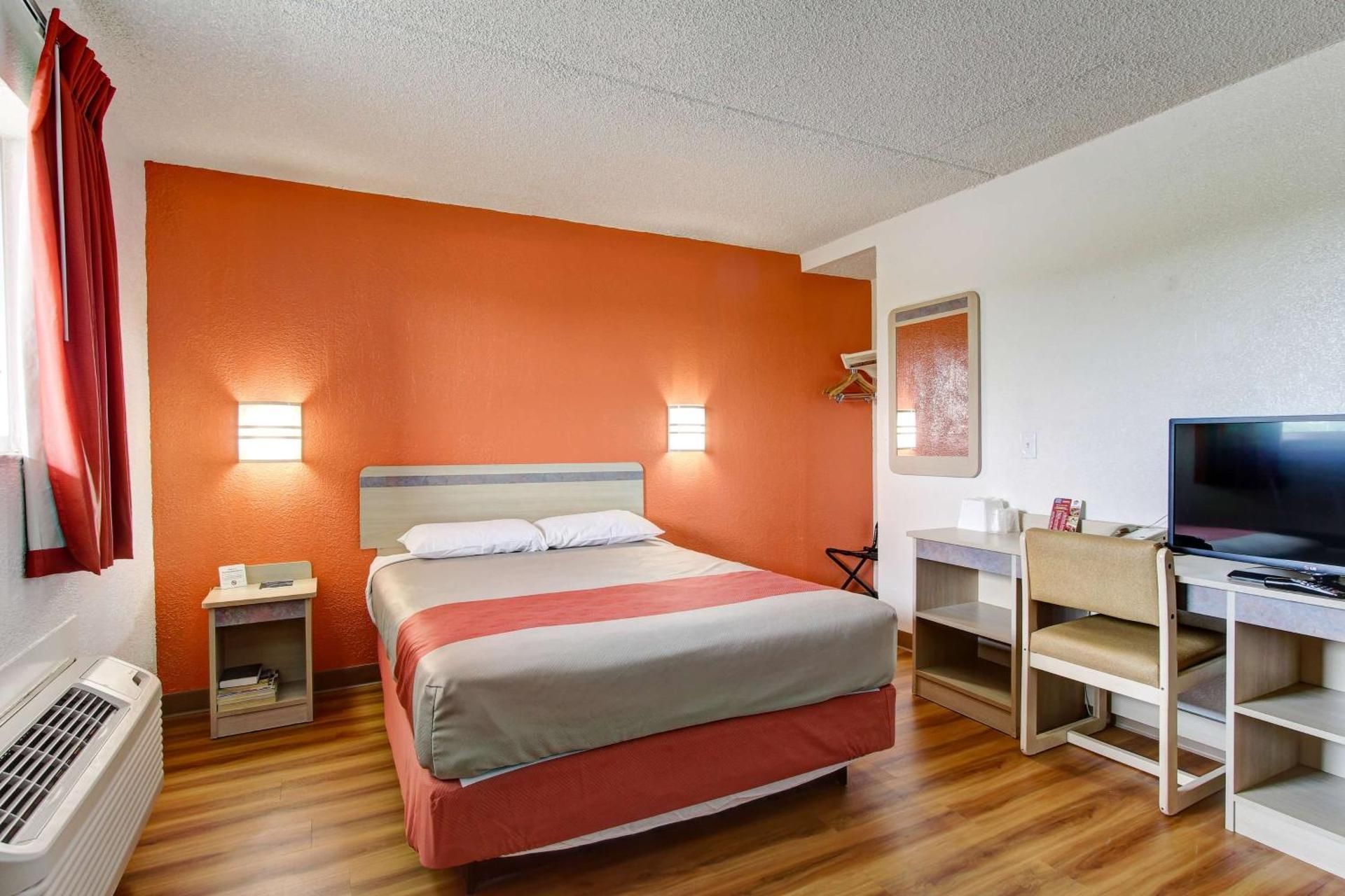 Motel 6 North Ridgeville, OH - Cleveland Intl Airport - N Ridgeville Queen Room - Non-Smoking 2