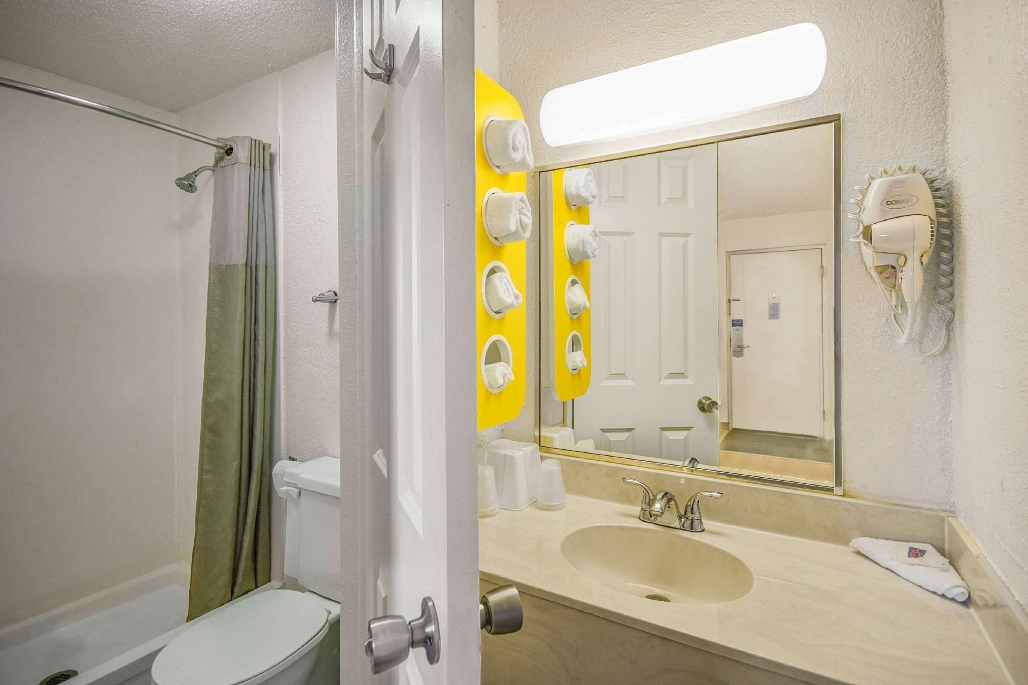 Motel 6 North Ridgeville, OH - Cleveland Intl Airport - N Ridgeville 1 QUEEN BED | NON-SMOKING 2