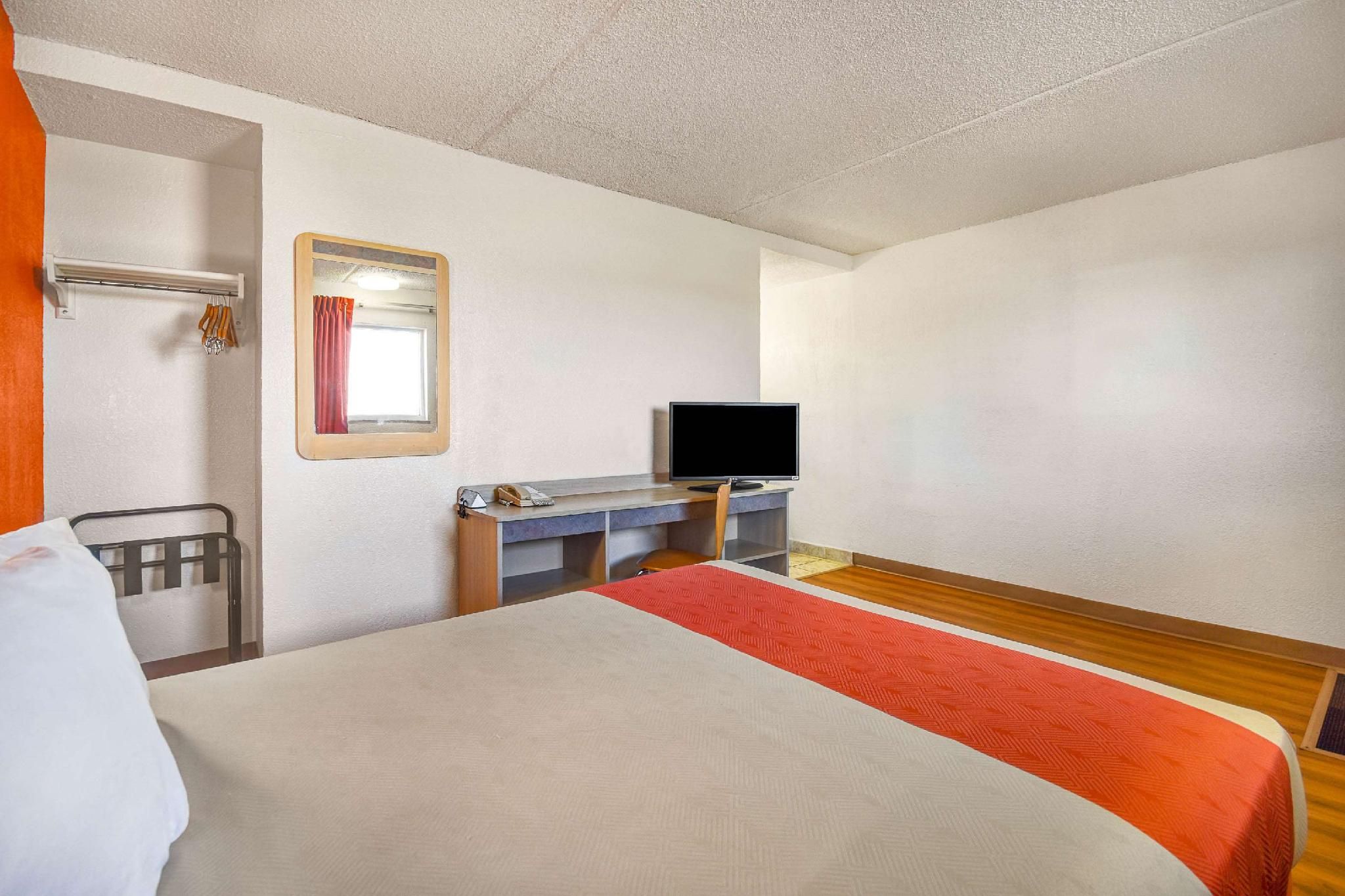 1 QUEEN BED | MOBILITY ACCESS RI SHWR NSMK