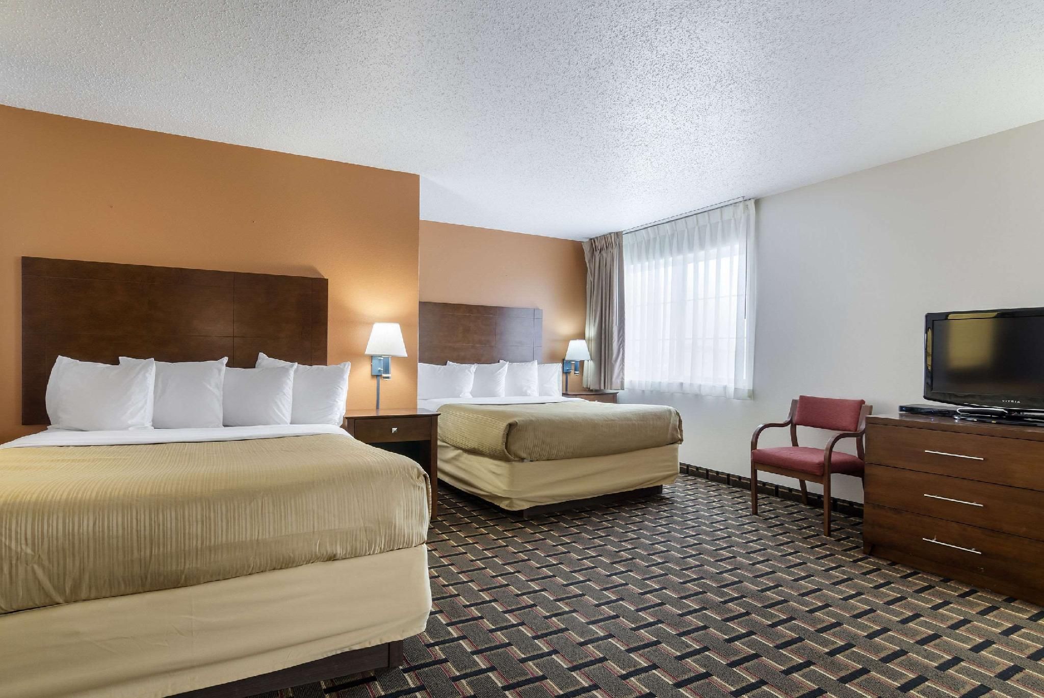 3 Queen Beds, Suite, Nonsmoking