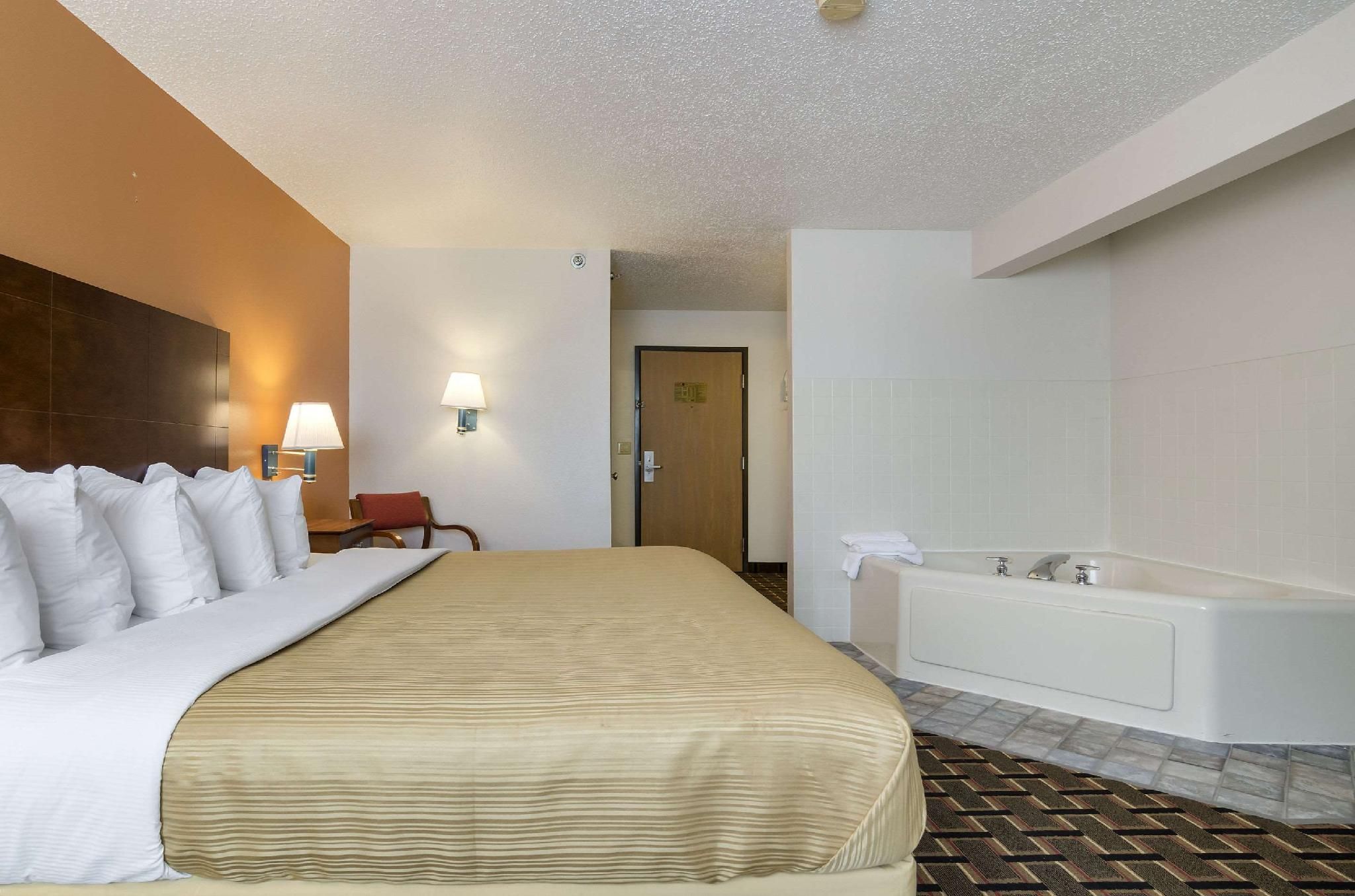 1 King Bed, Suite, Nonsmoking