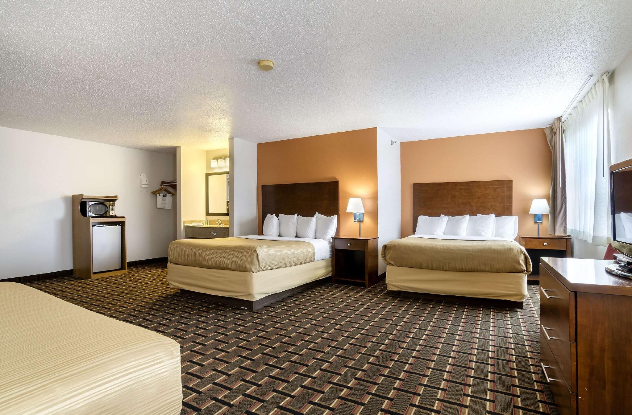 3 Queen Beds, Suite, Nonsmoking
