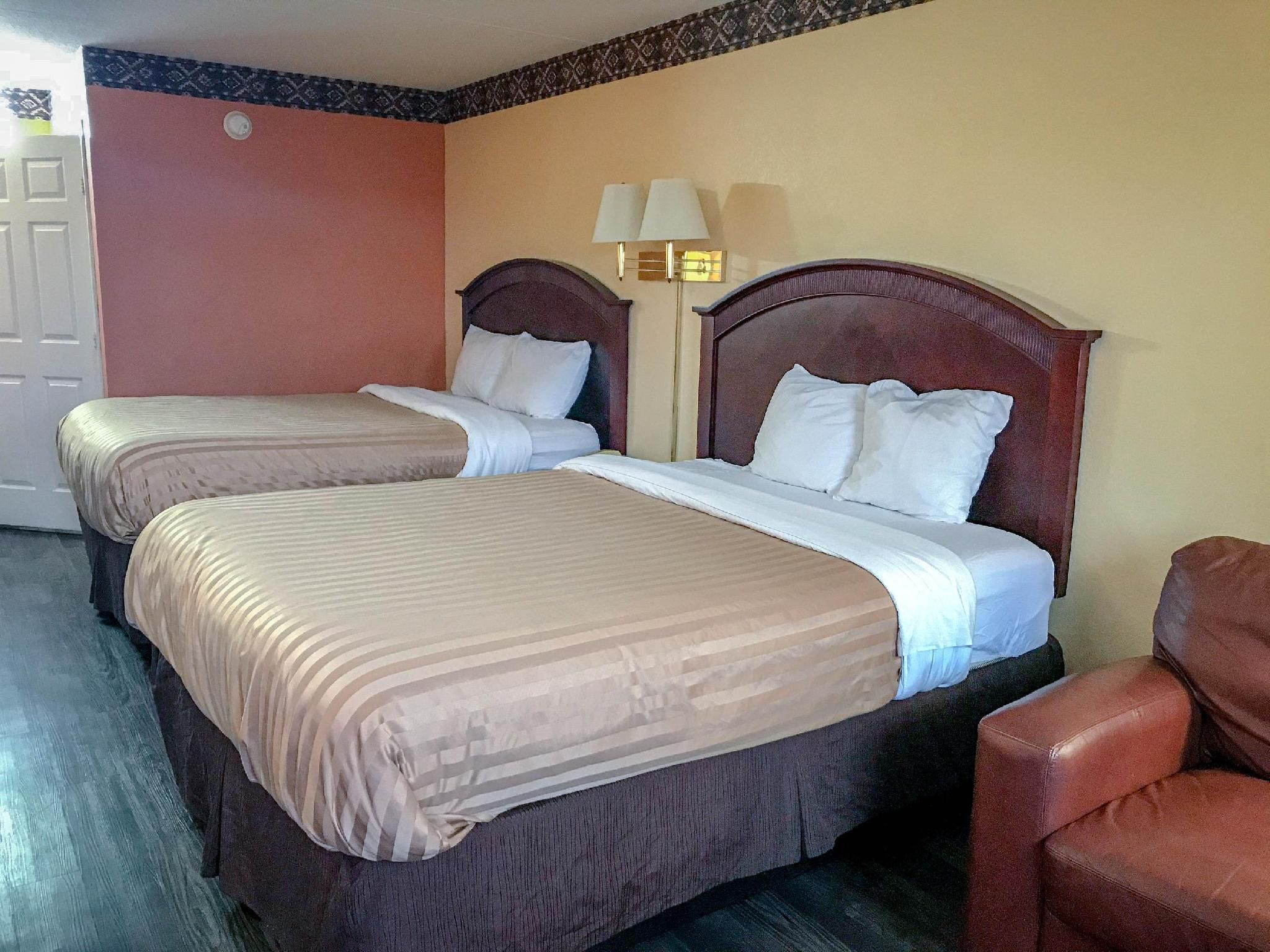 2 Queen Beds | Smoking, Micfridge