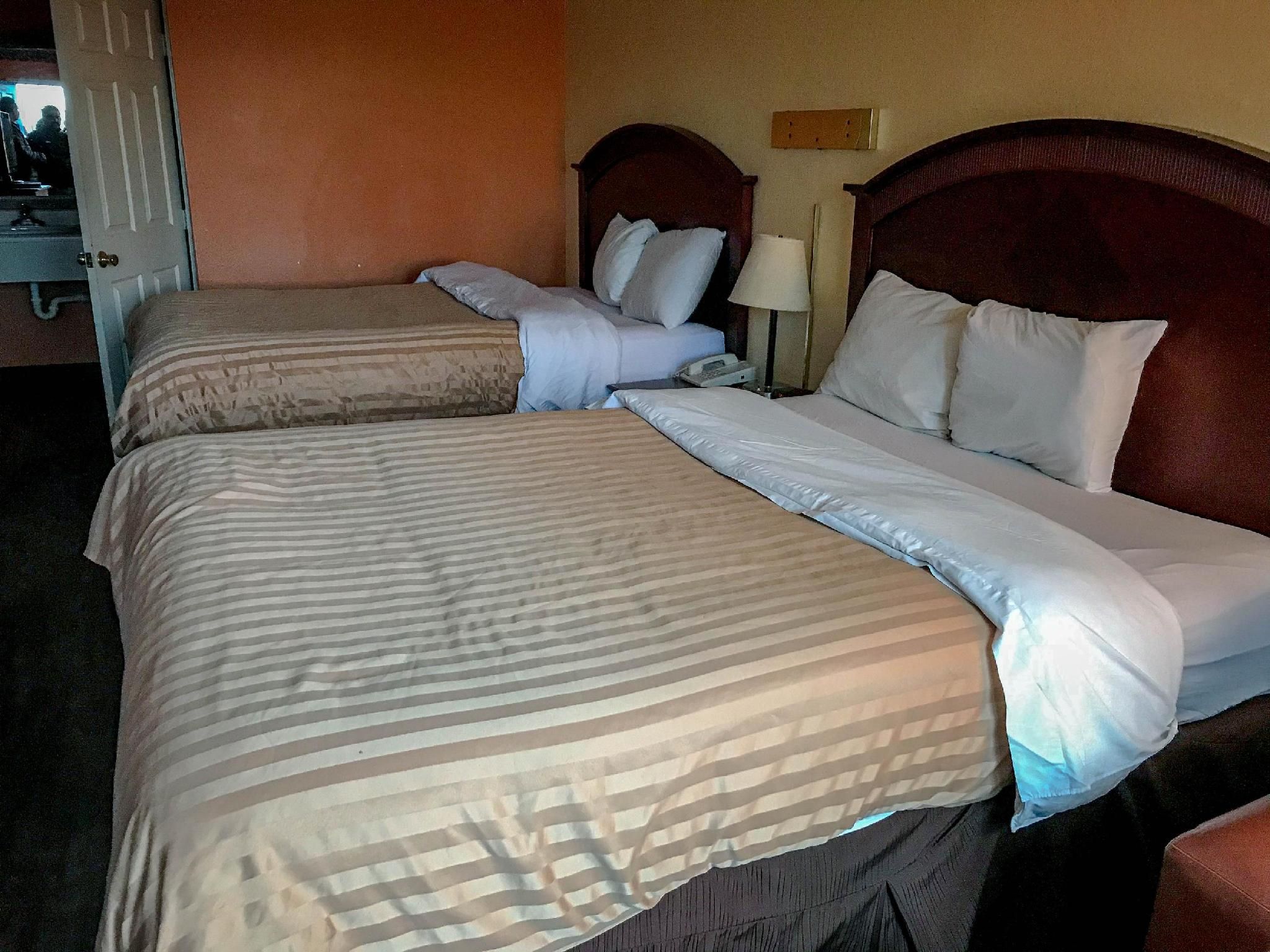 2 Queen Beds | Smoking, Micfridge