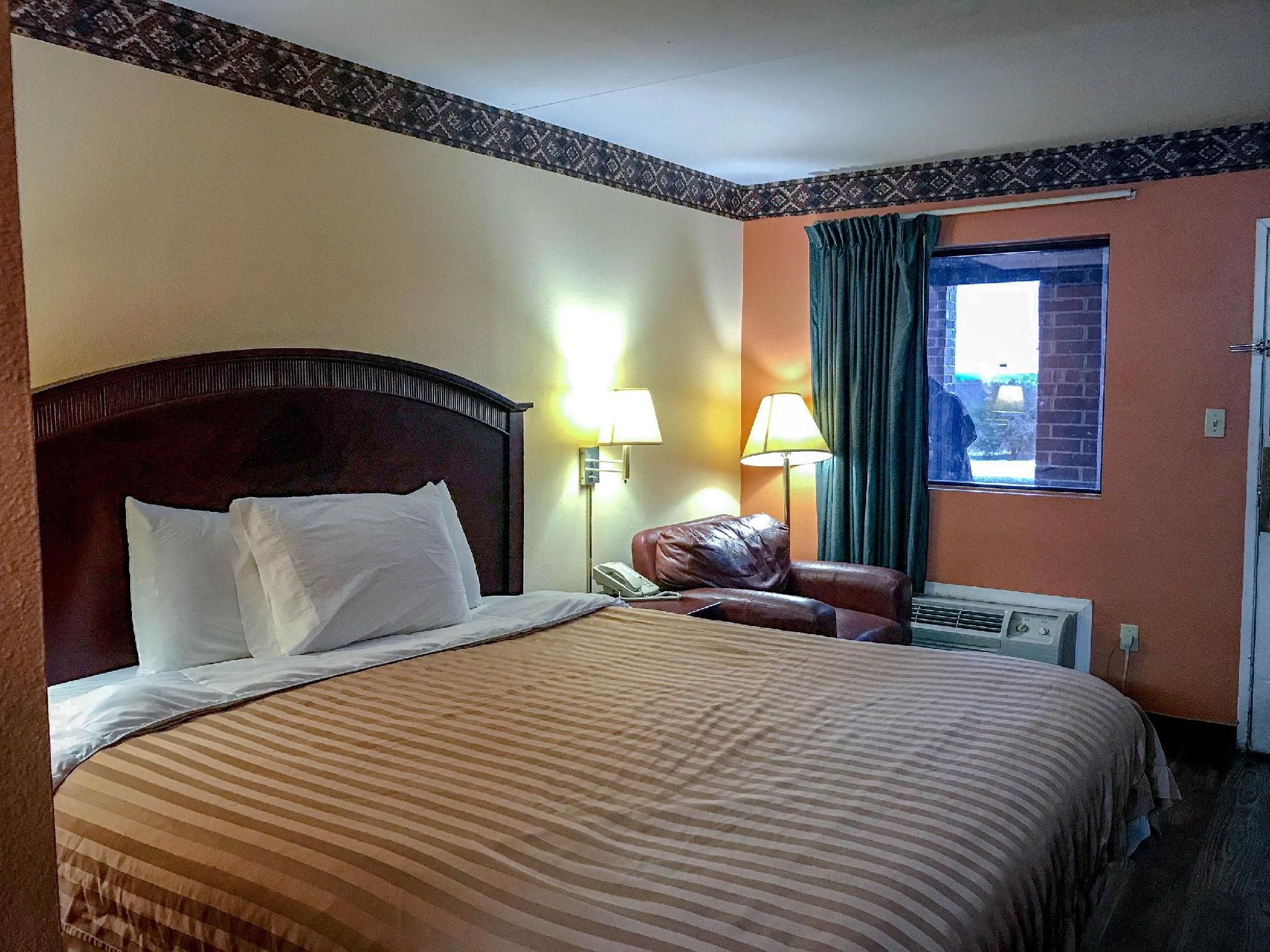 Motel 6 Ozark, AR 1 King Bed | Non-Smoking, Micfridge 2