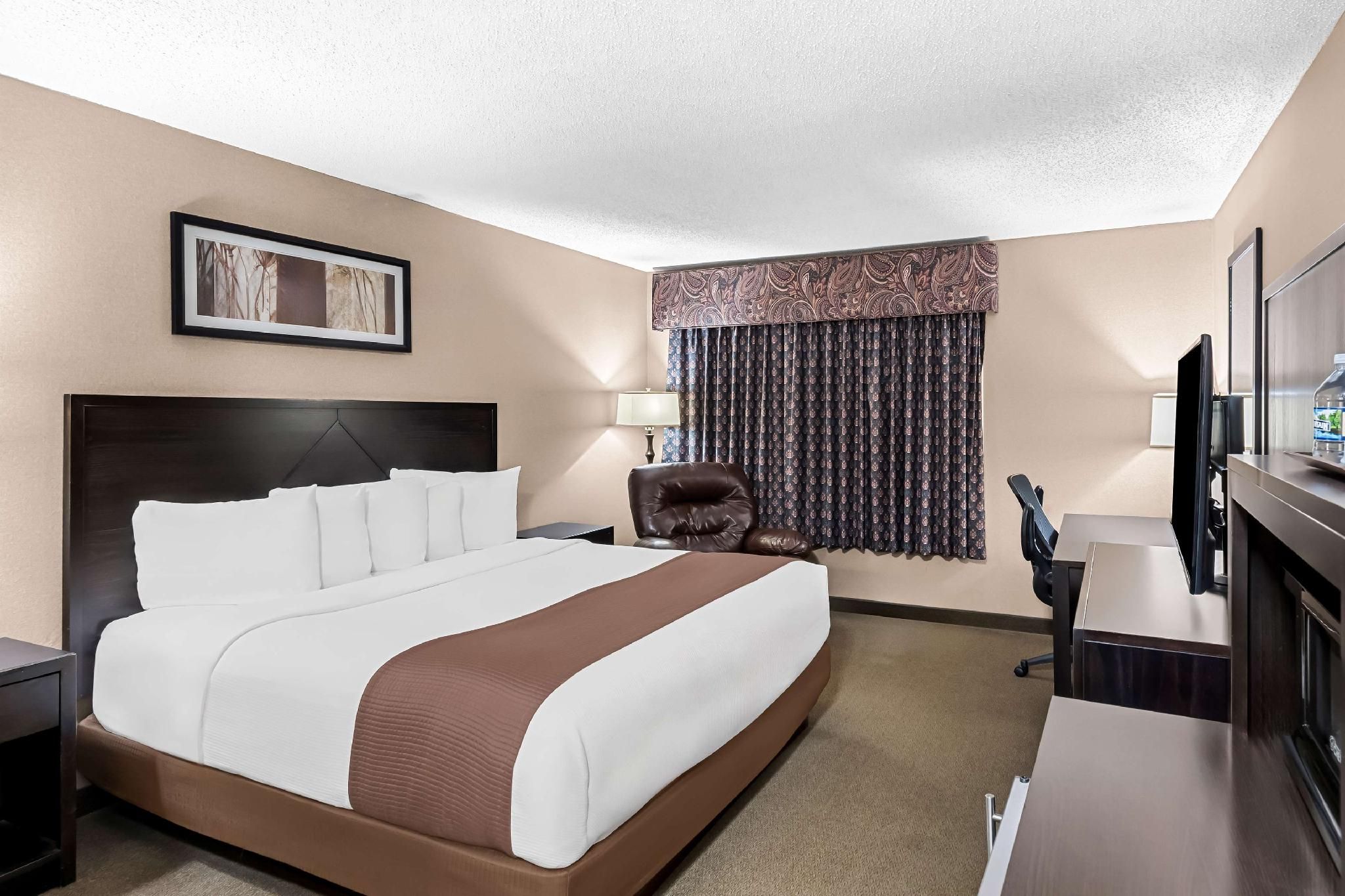 1 King Bed, Nonsmoking, Courtyard
