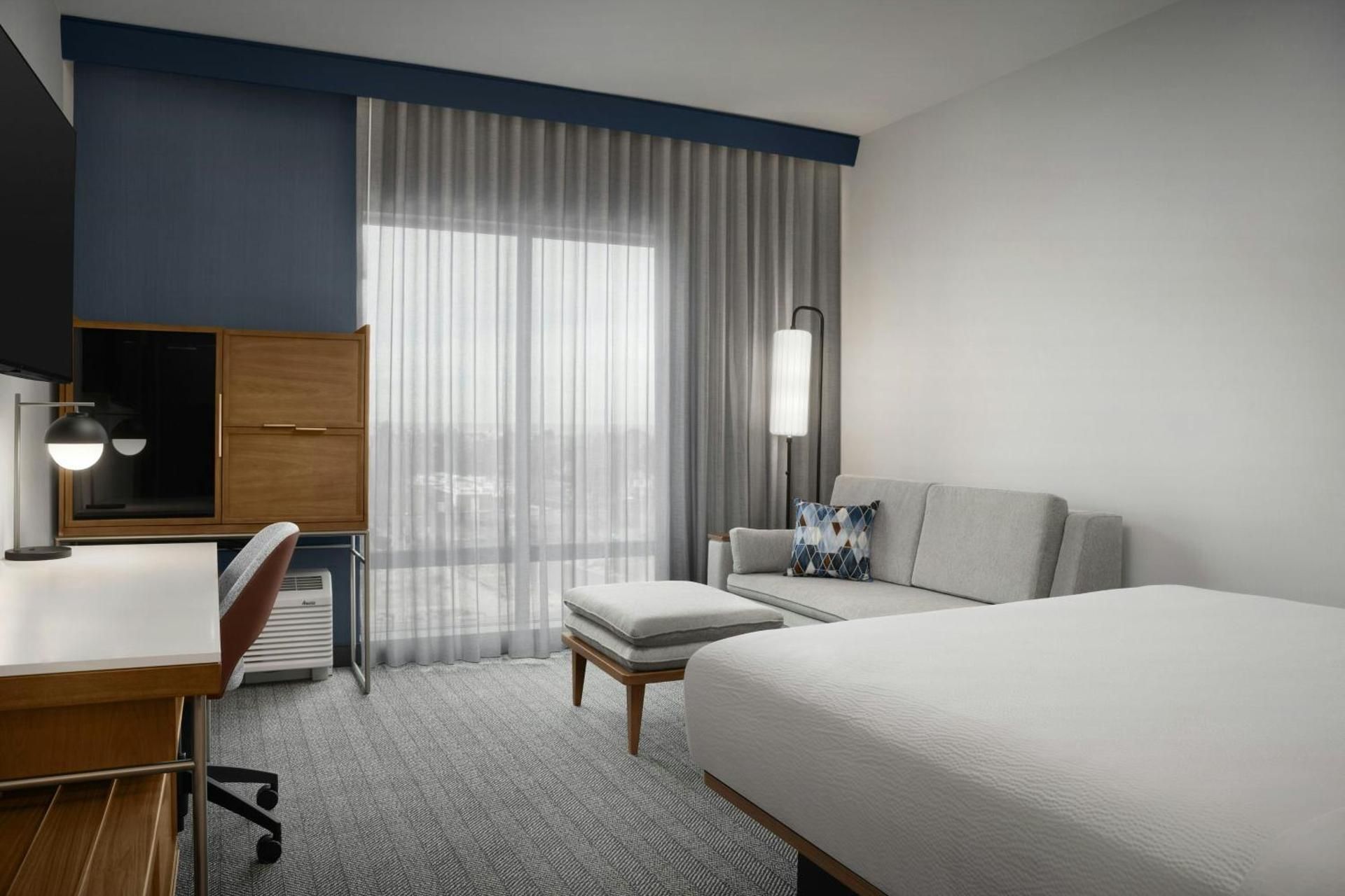 Courtyard by Marriott Antioch Pittsburg King Room with Sofa Bed and Adapted Tub - Mobility and Hearing Accessible 2