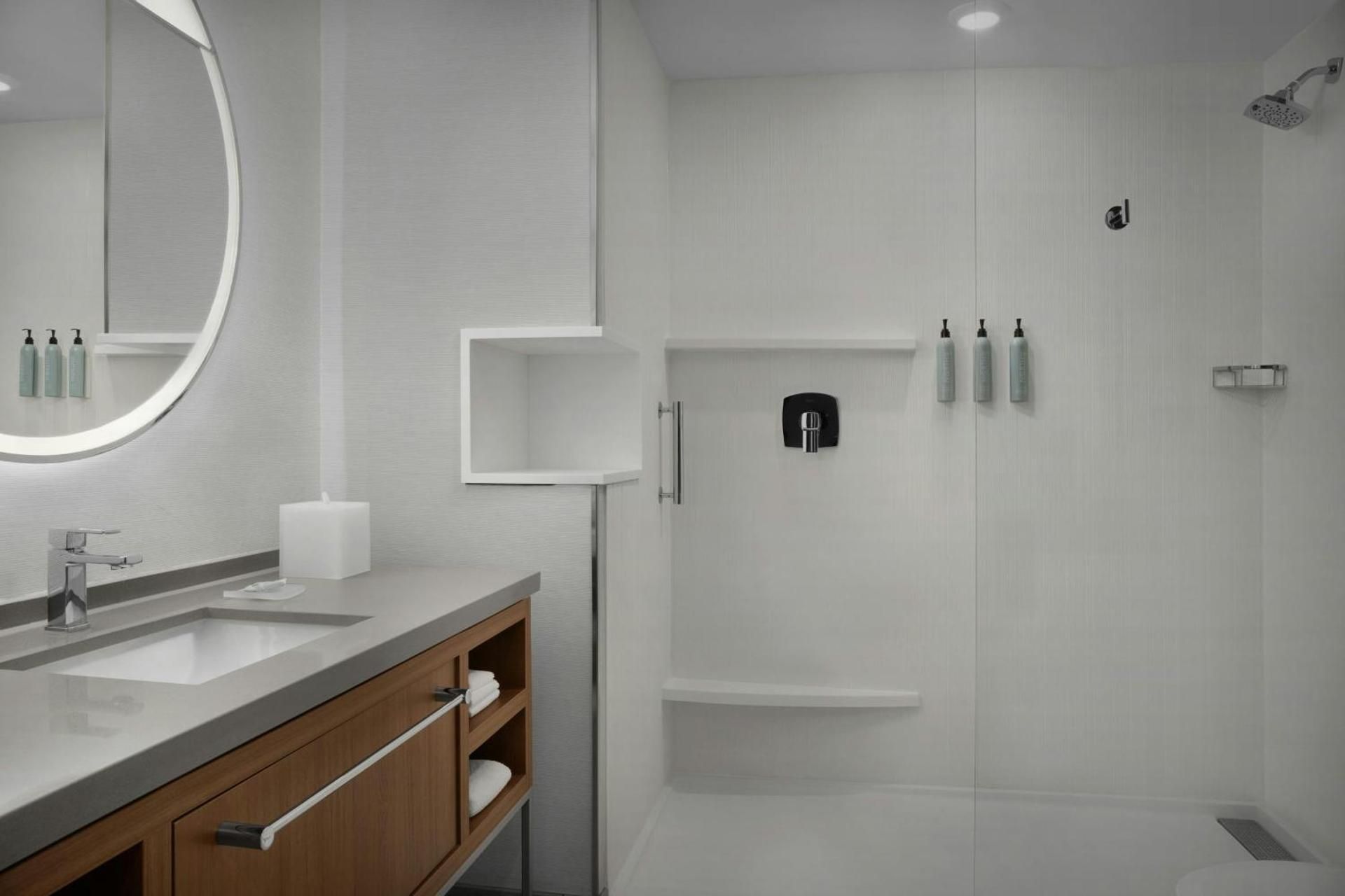 Courtyard by Marriott Antioch Pittsburg King Room with Sofa Bed and Adapted Tub - Mobility and Hearing Accessible 3