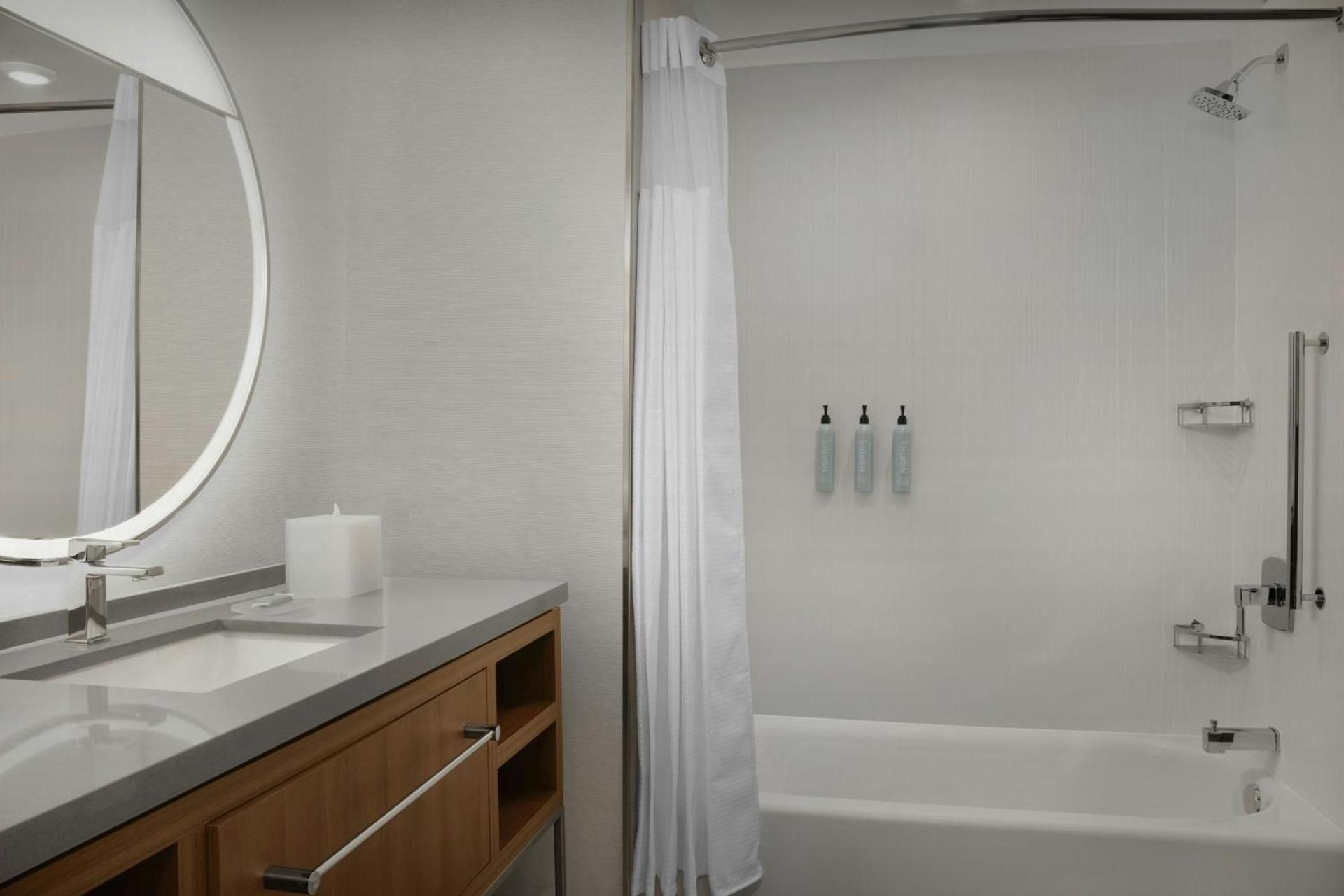 Courtyard by Marriott Antioch Pittsburg Queen Room with Two Queen Beds and Roll-In Shower - Mobility Accessible 3