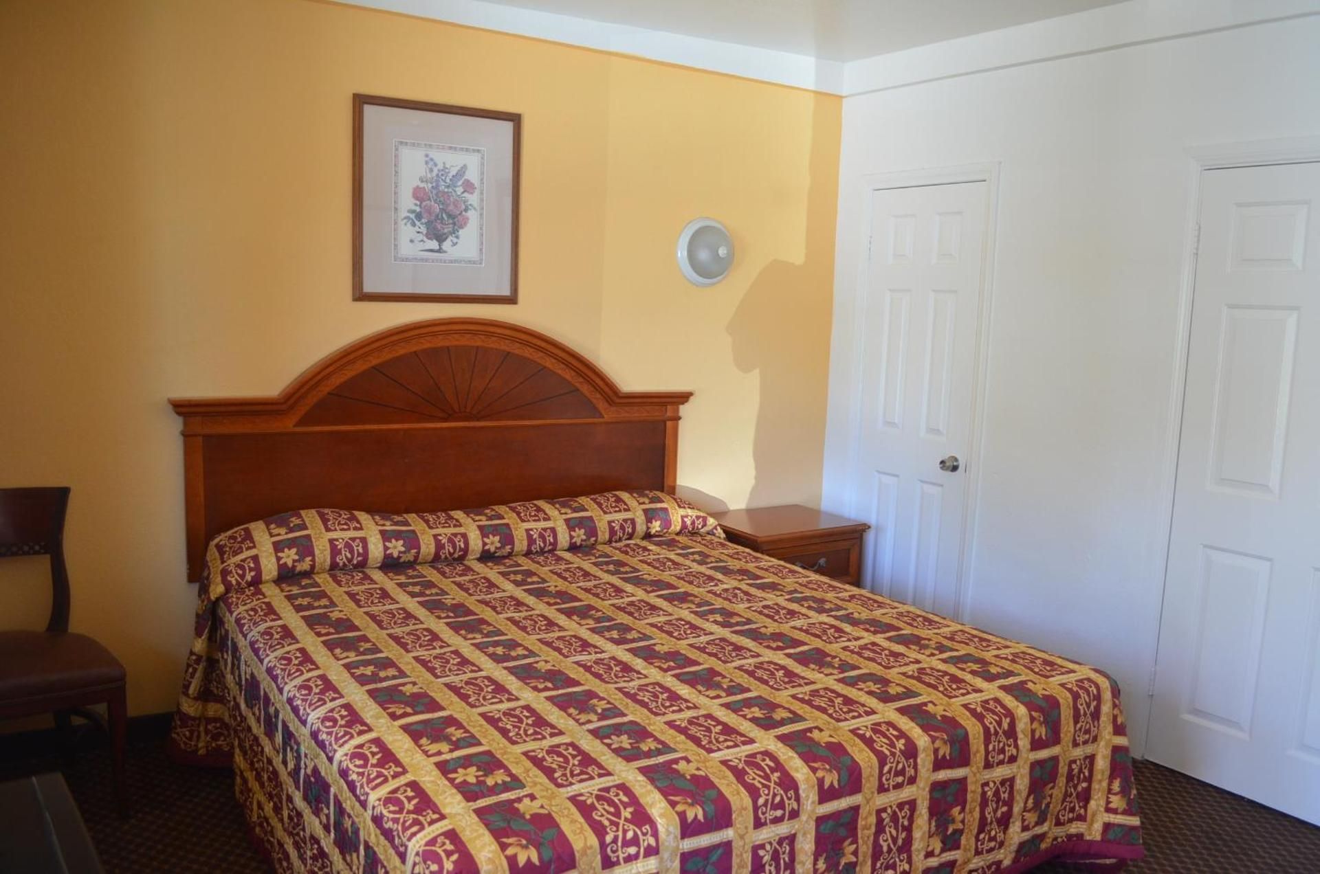 Deluxe King Room with Kitchenette - Nonsmoking