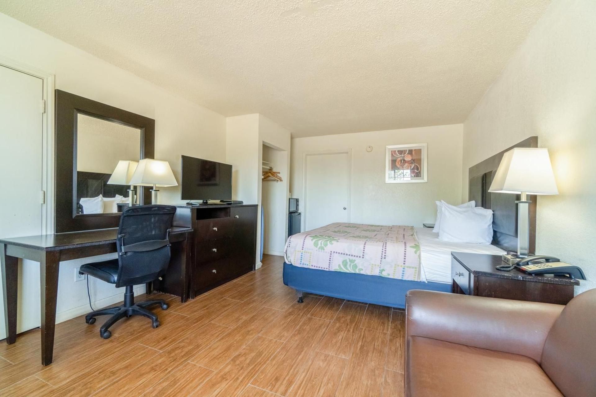 Executive Inn Port Lavaca by OYO King Bed Accessible Smoking 3