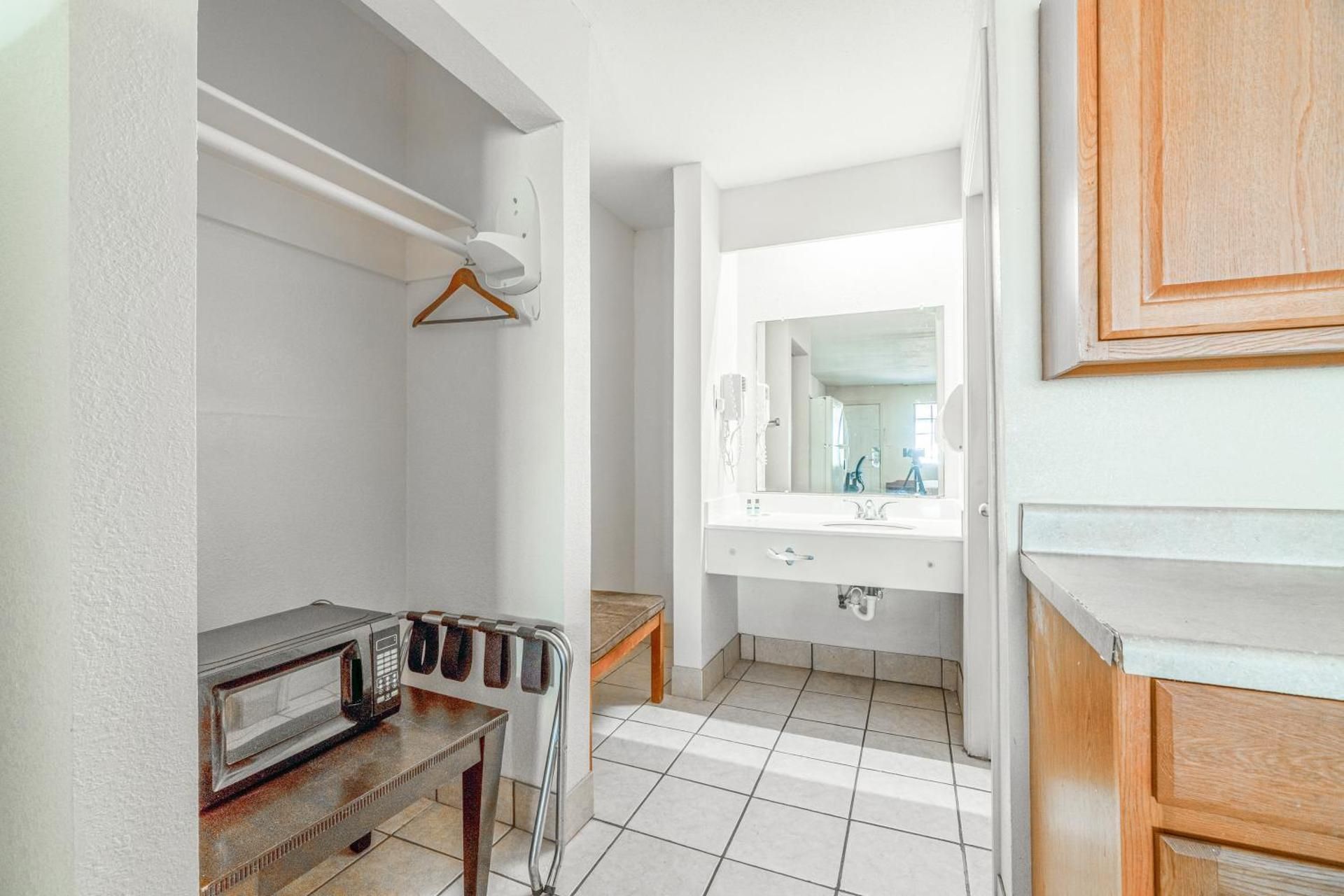 King Bed Smoking with Kitchenette