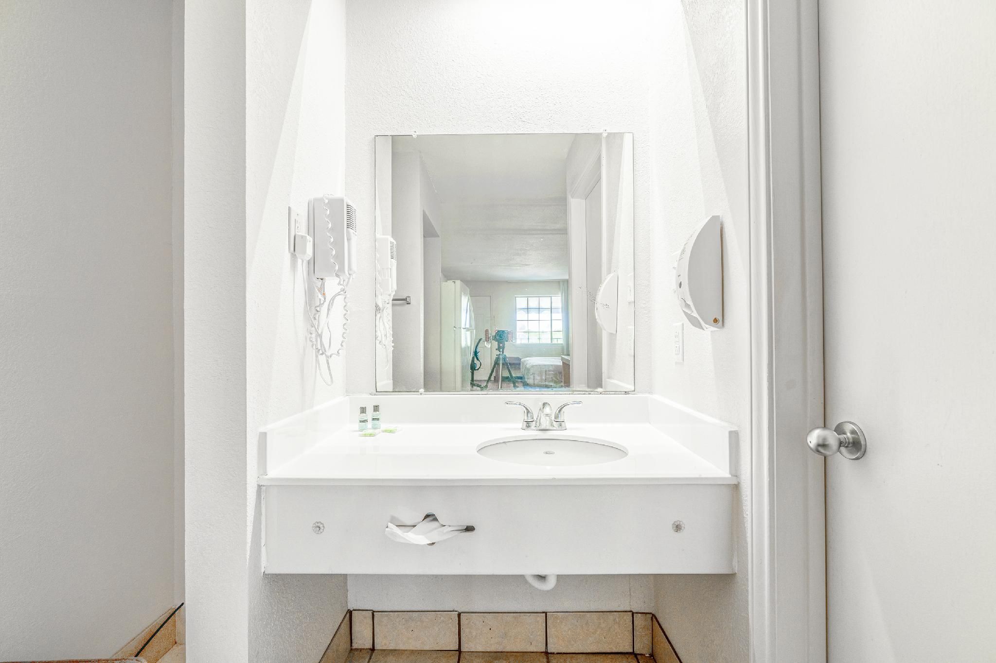 King Bed Smoking with Kitchenette