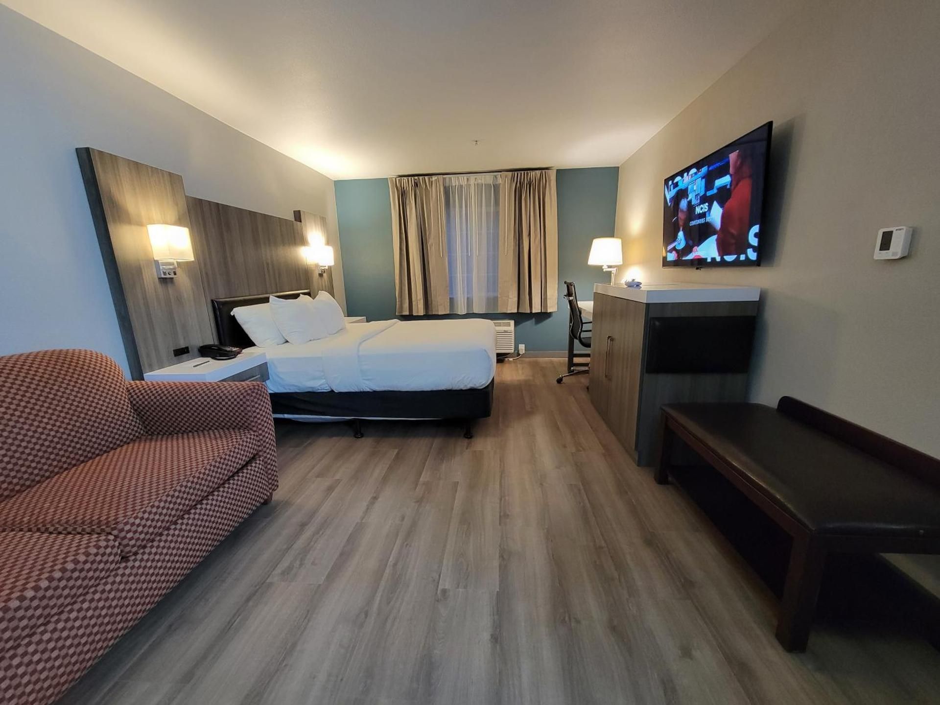 Queen Suite 1-person Sofabed Nonsmoking