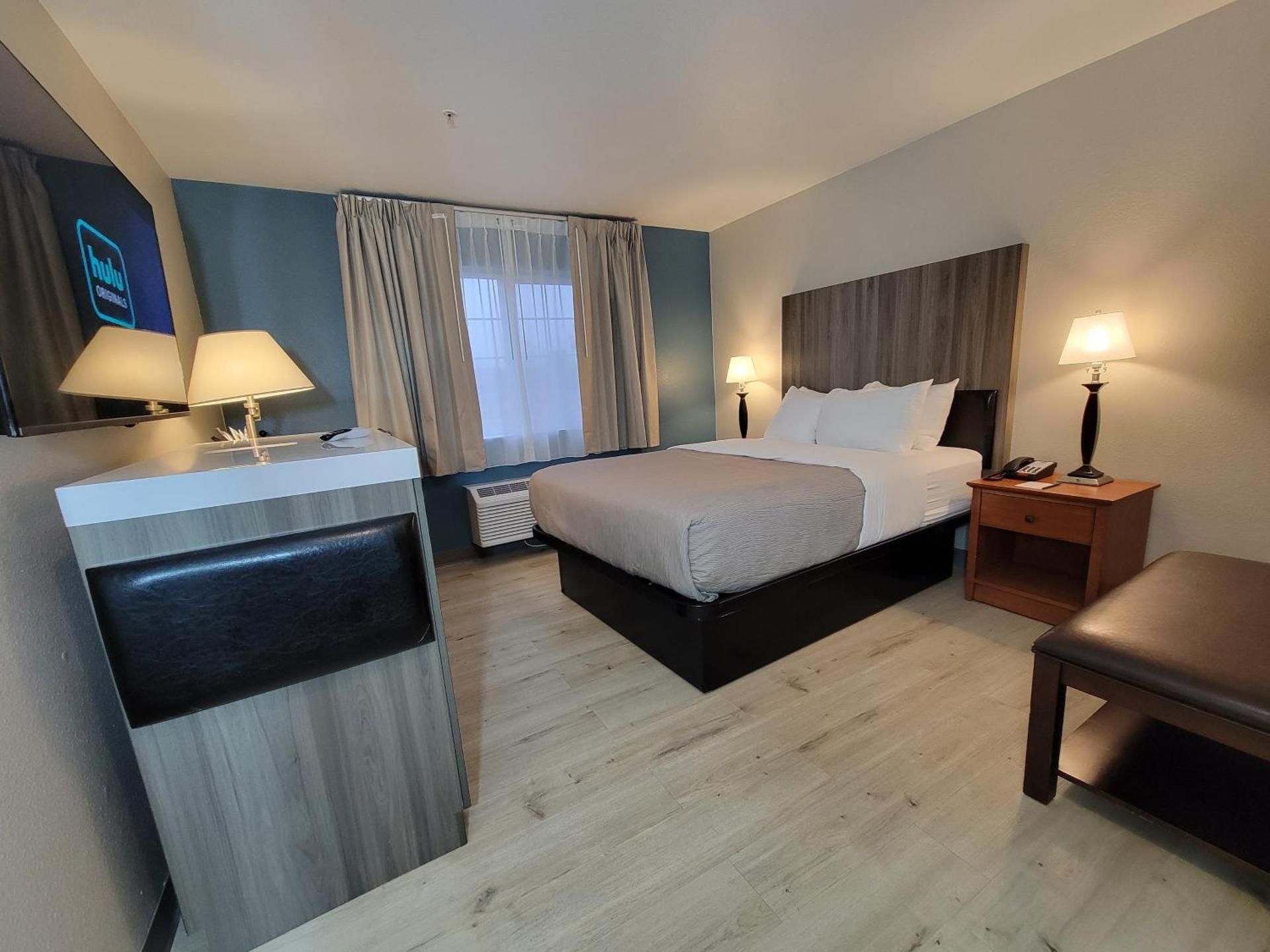Accessible - 1 Queen Bed