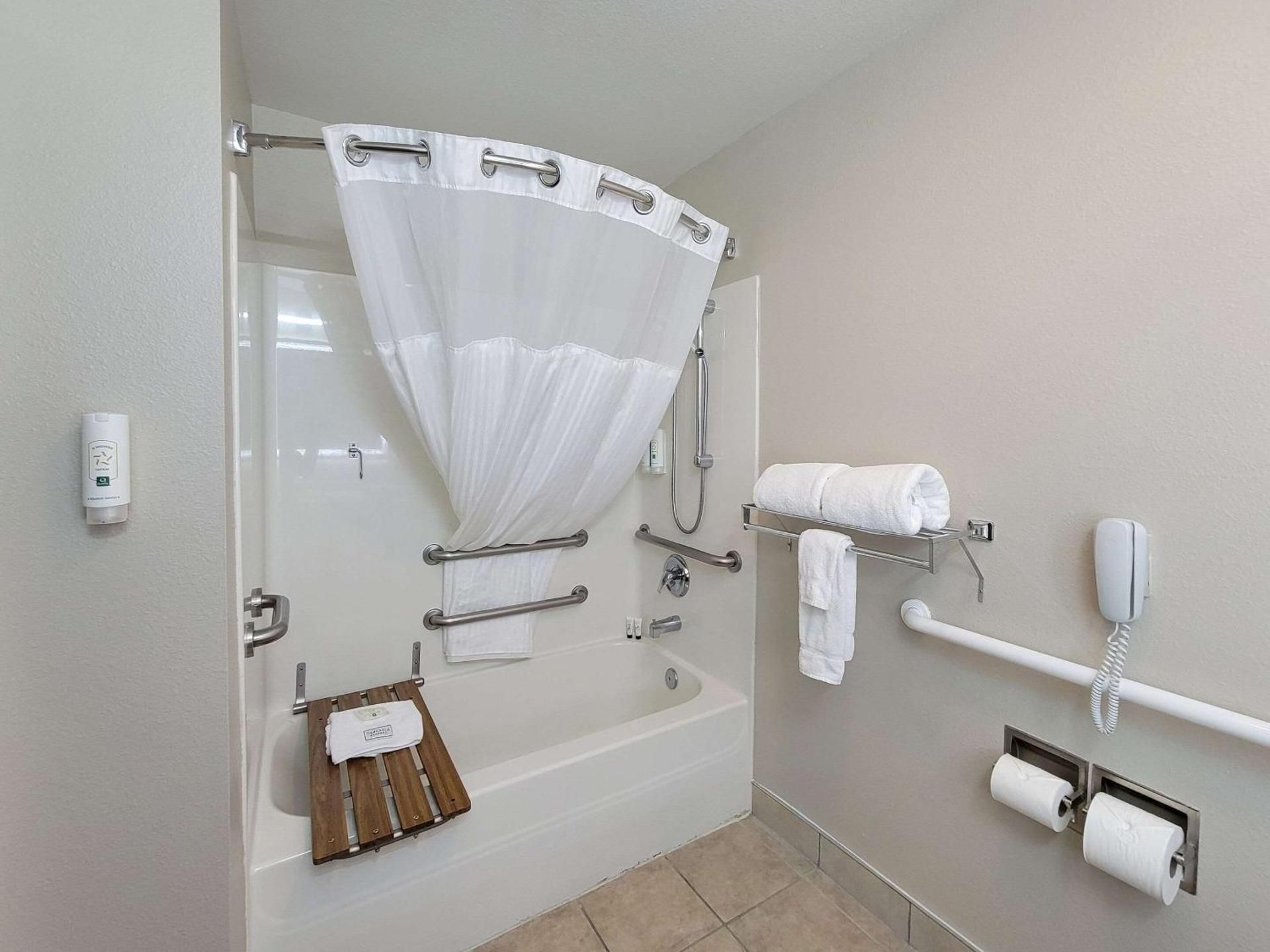 Accessible - 1 Queen Bed