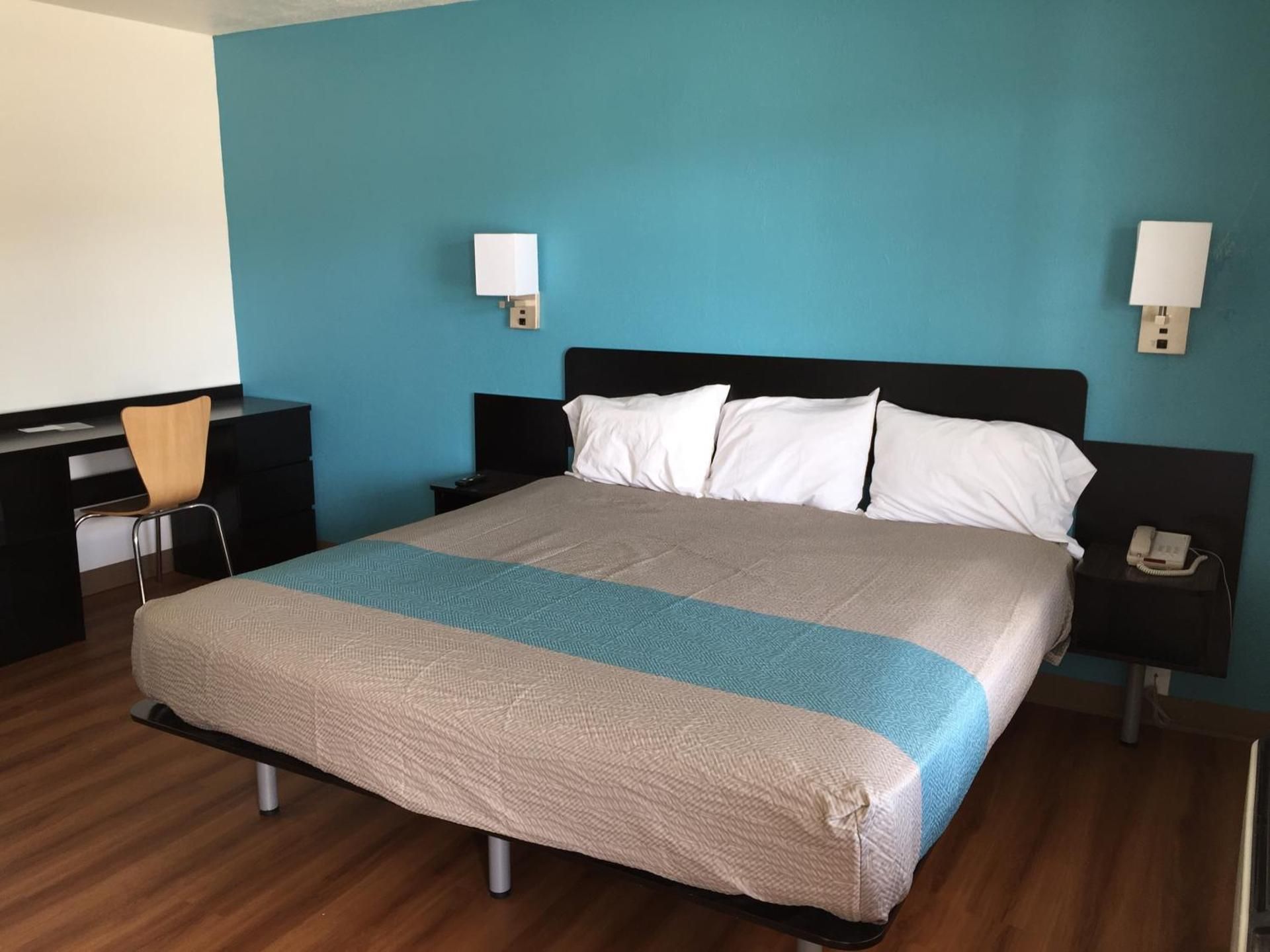 Deluxe King Room - Non-Smoking