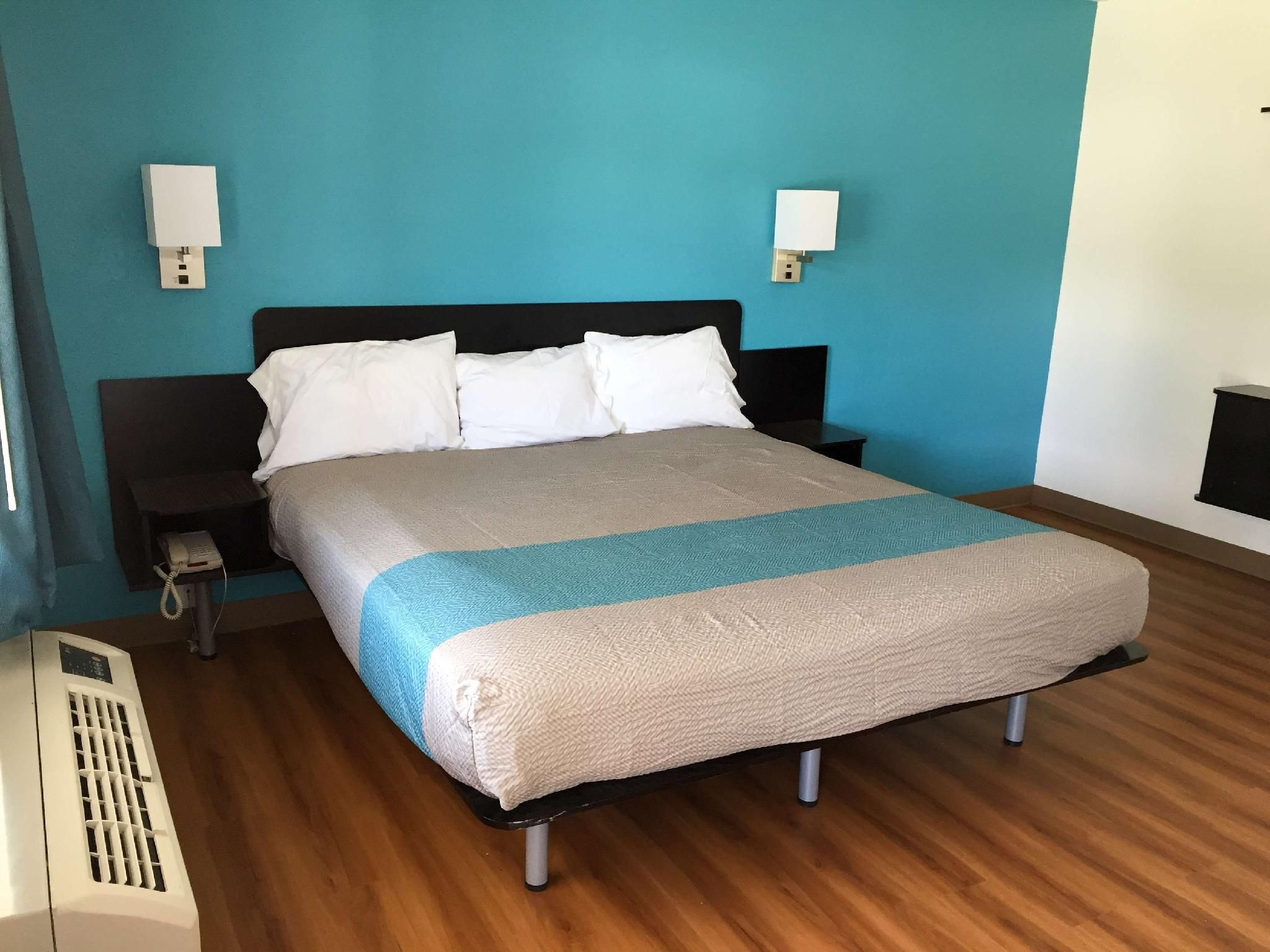 1 King Bed | Non-Smoking, Micfridge