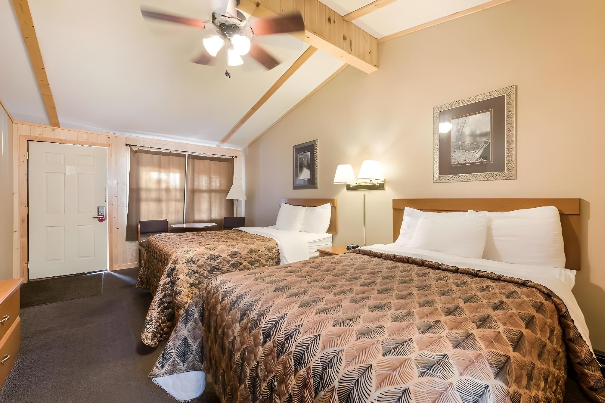 Econo Lodge 2 Double Beds, Nonsmoking 2