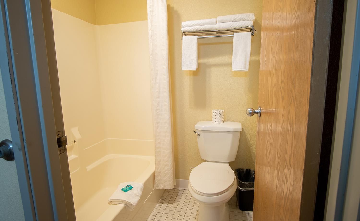 CORATEL INN & SUITES BY JASPER RIVERFALLS King Bed-Non Smoking 3