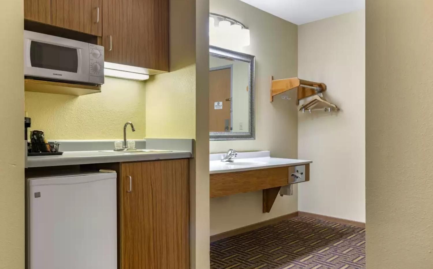 CORATEL INN & SUITES BY JASPER RIVERFALLS Standard Queen 2