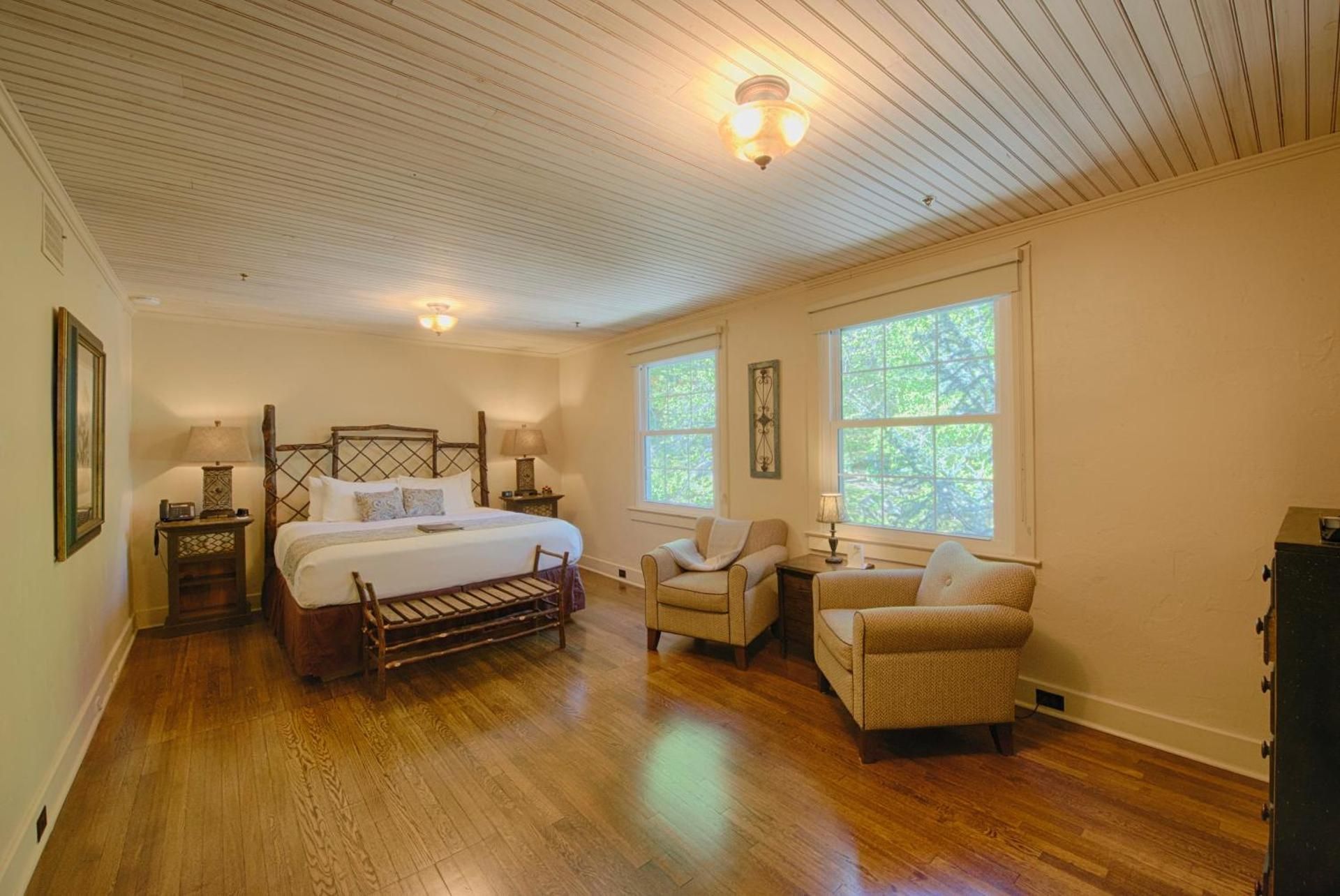 Dogwood Lodge Room