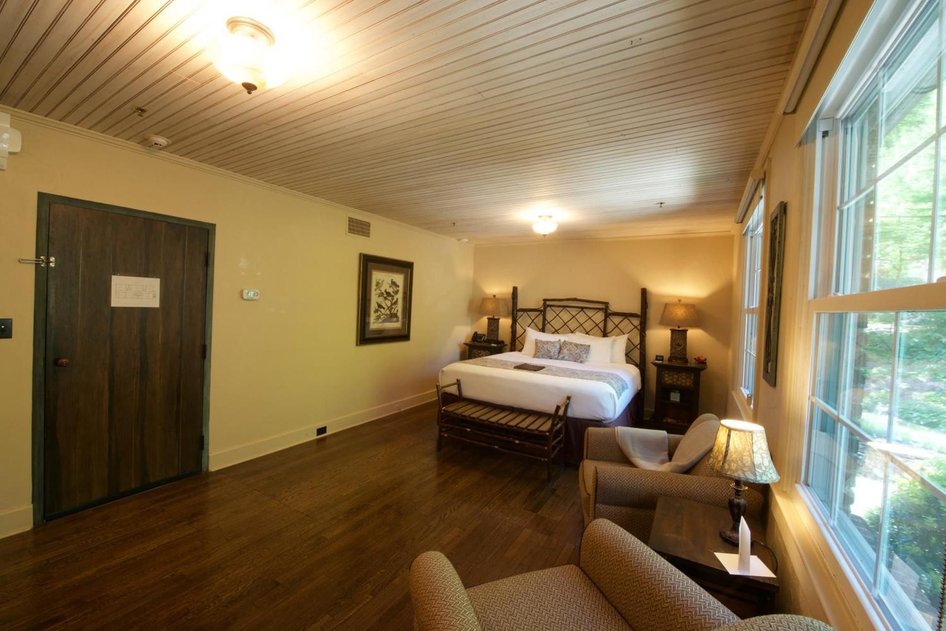 Dogwood Lodge Room