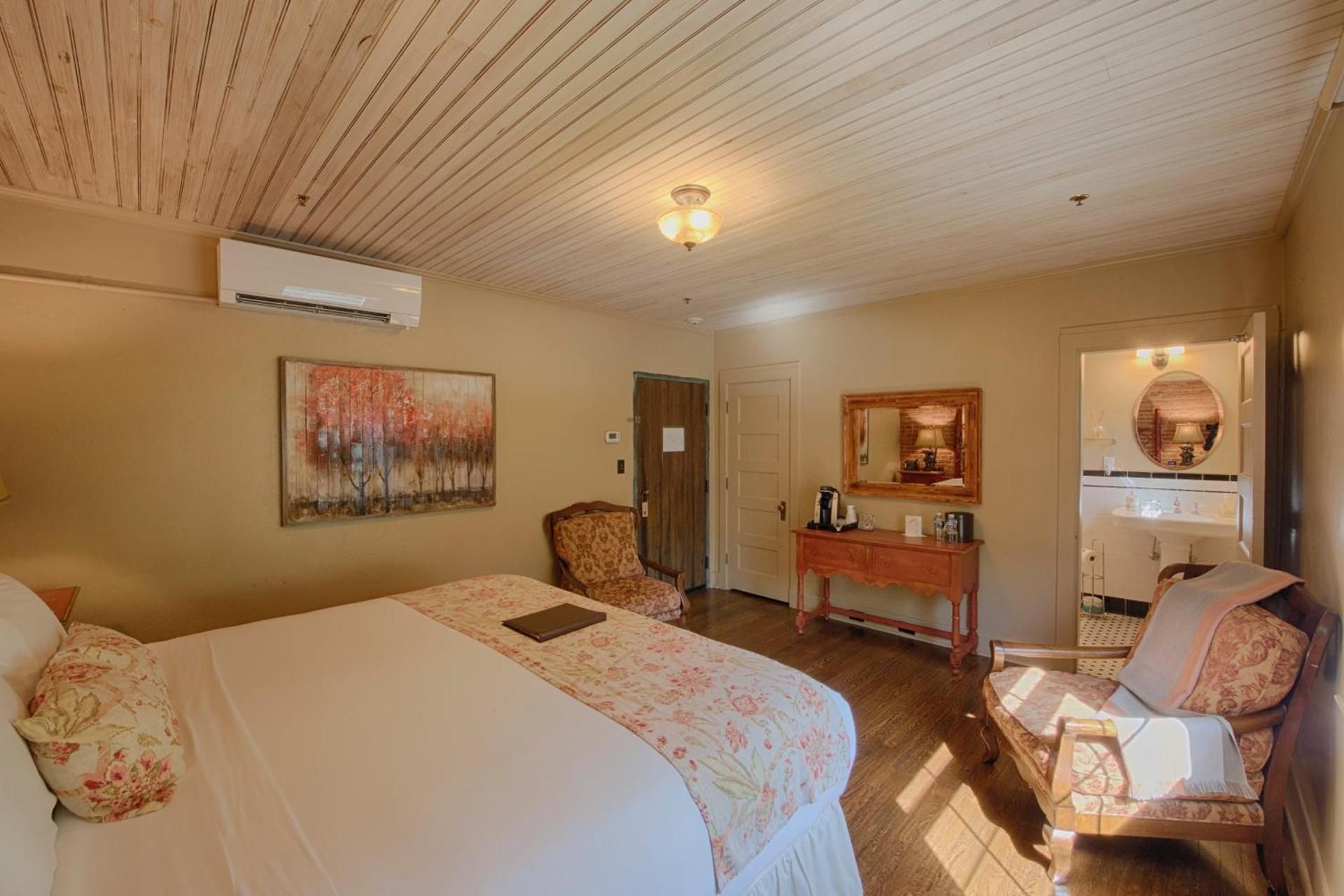 Azalea Lodge Room