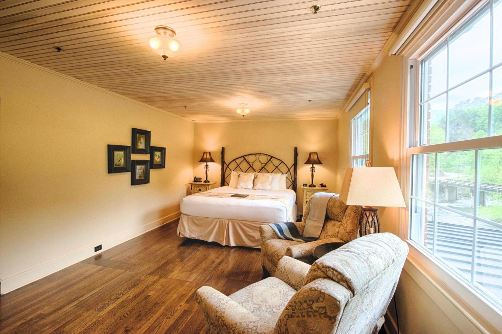 Sunflower Lodge Room