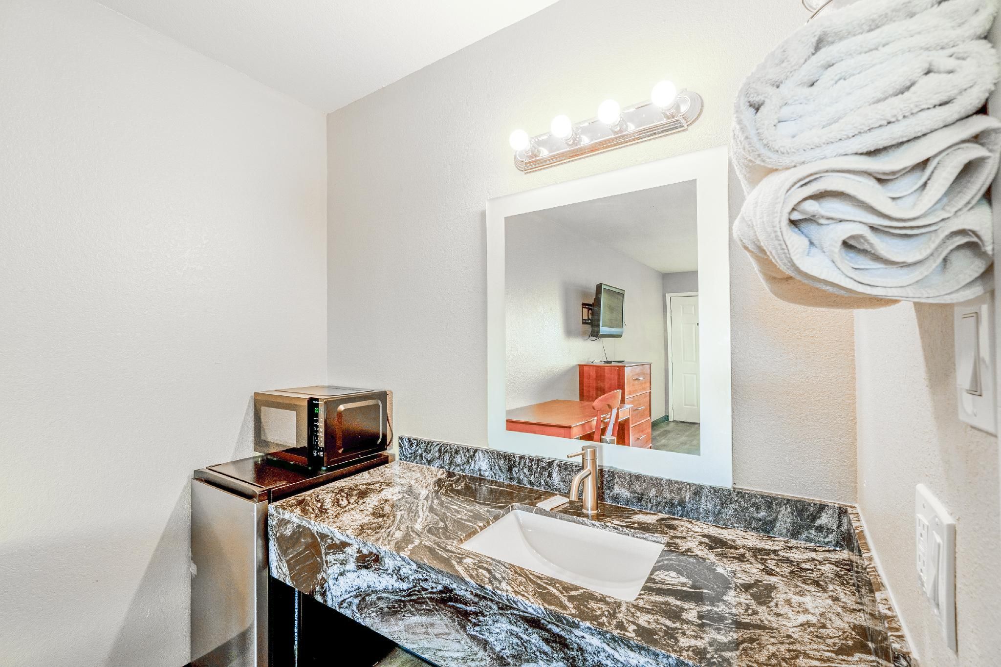 Regency Inn By OYO Rockdale TX Queen Bed Non-Smoking 2