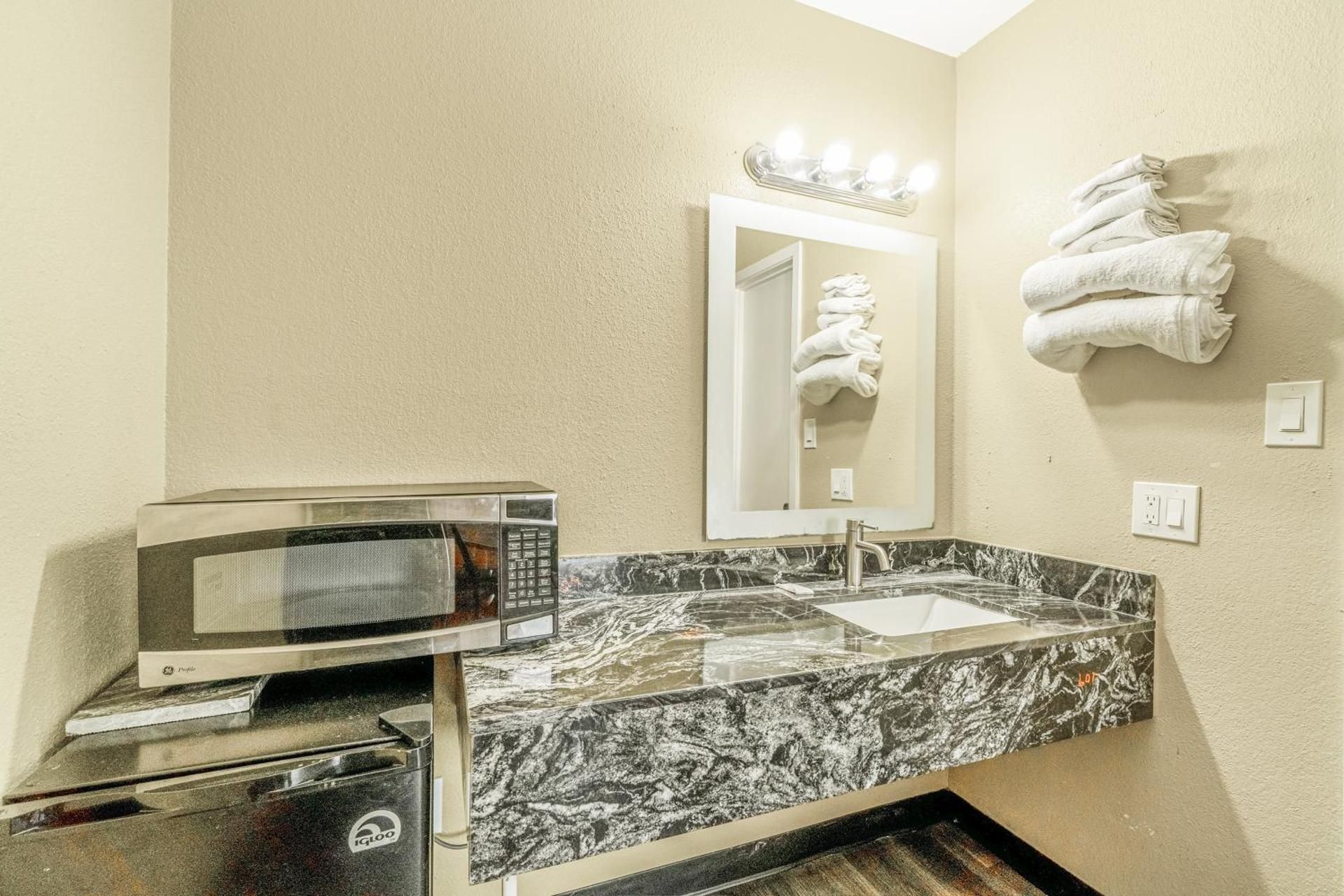 Regency Inn By OYO Rockdale TX 2 Queen Bed Smoking 3