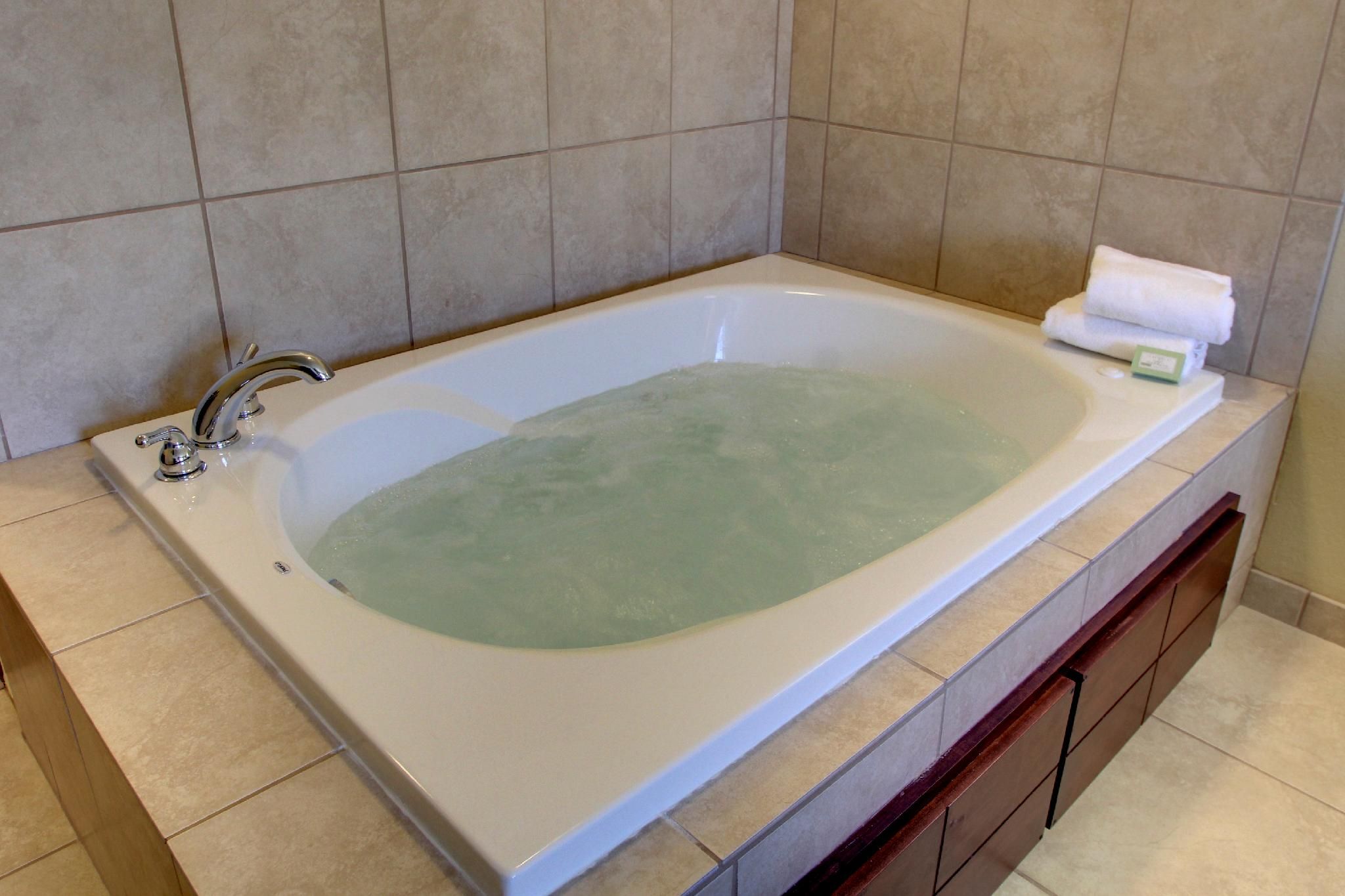 Cobblestone Inn & Suites - Rugby King Whirlpool Suite Non-Smoking 3