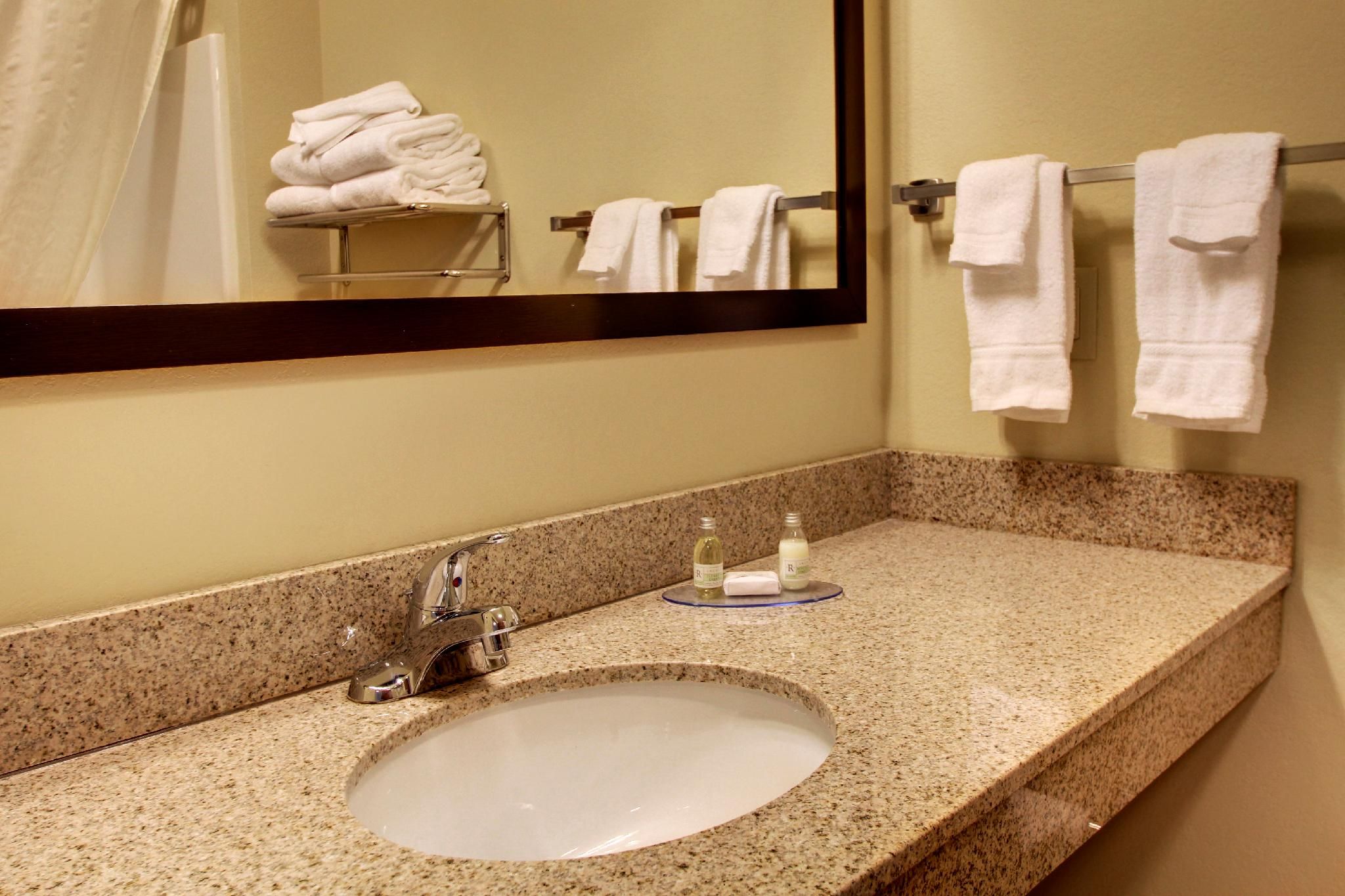 Cobblestone Inn & Suites - Rugby Two Queen Guestroom Non-Smoking 3
