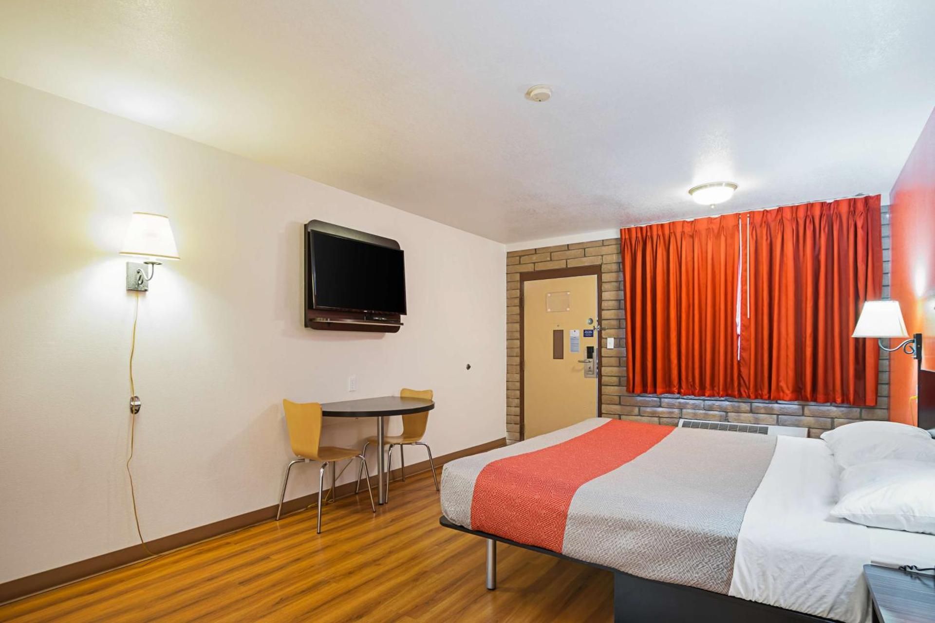 King Room - Disability Access - Non-Smoking