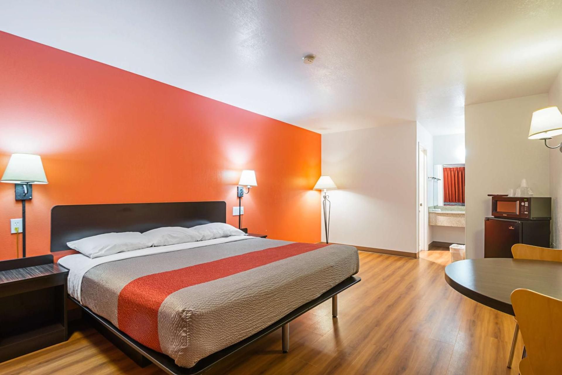 Deluxe King Room - Non-Smoking