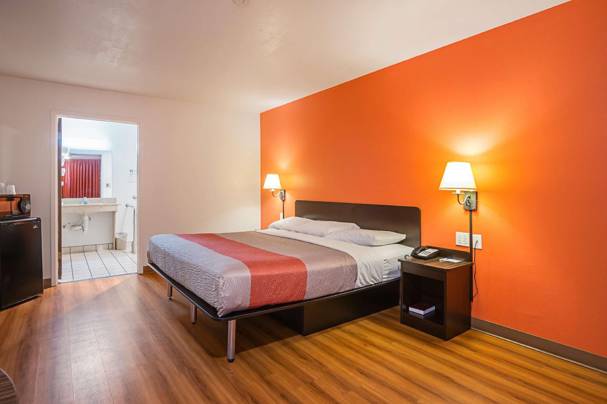 1 King Bed | Non-Smoking, Micfridge