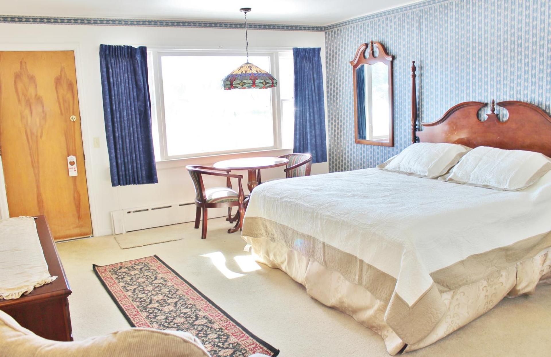 Sara Placid Inn and Suites King Room