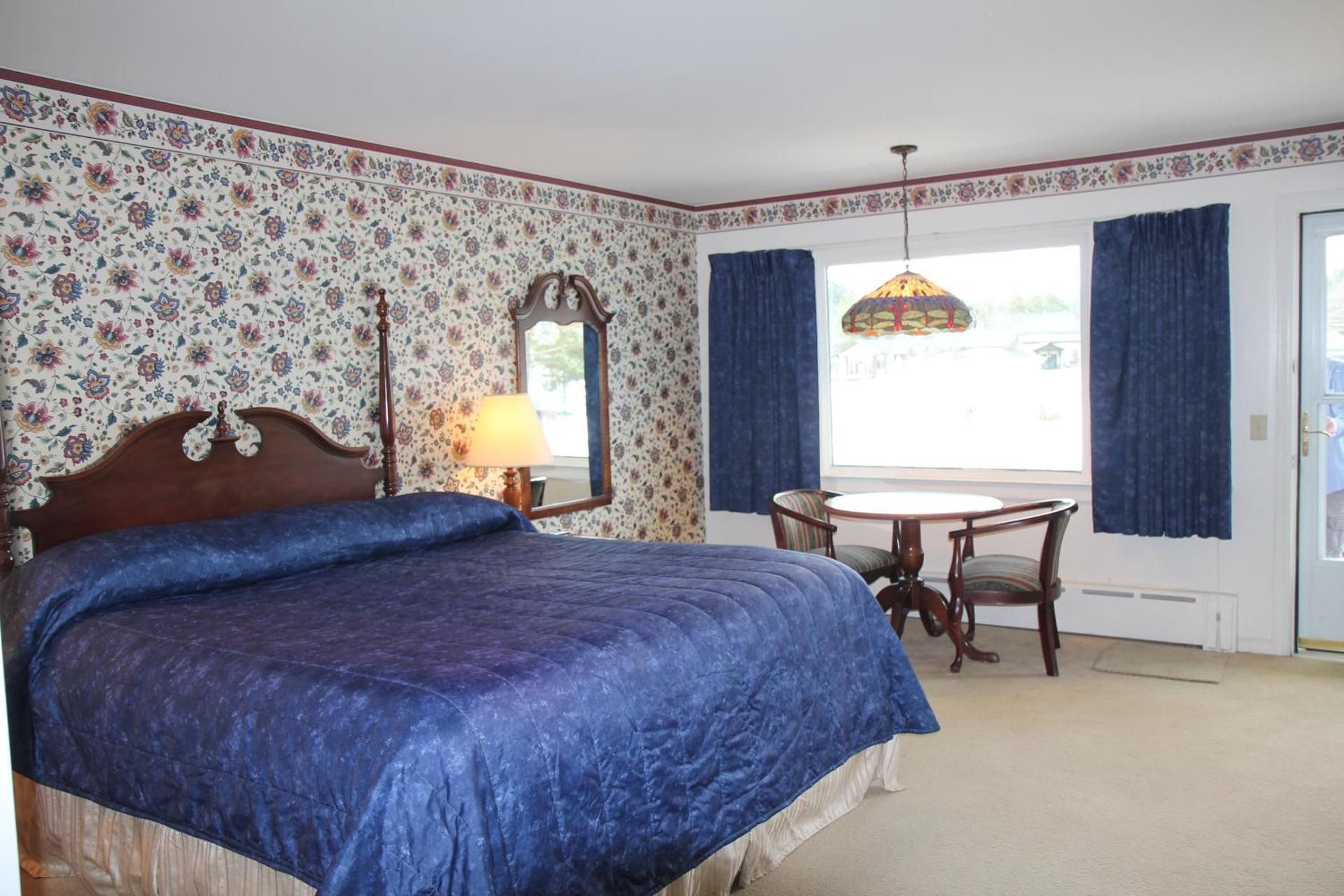 Sara Placid Inn and Suites King Room 3