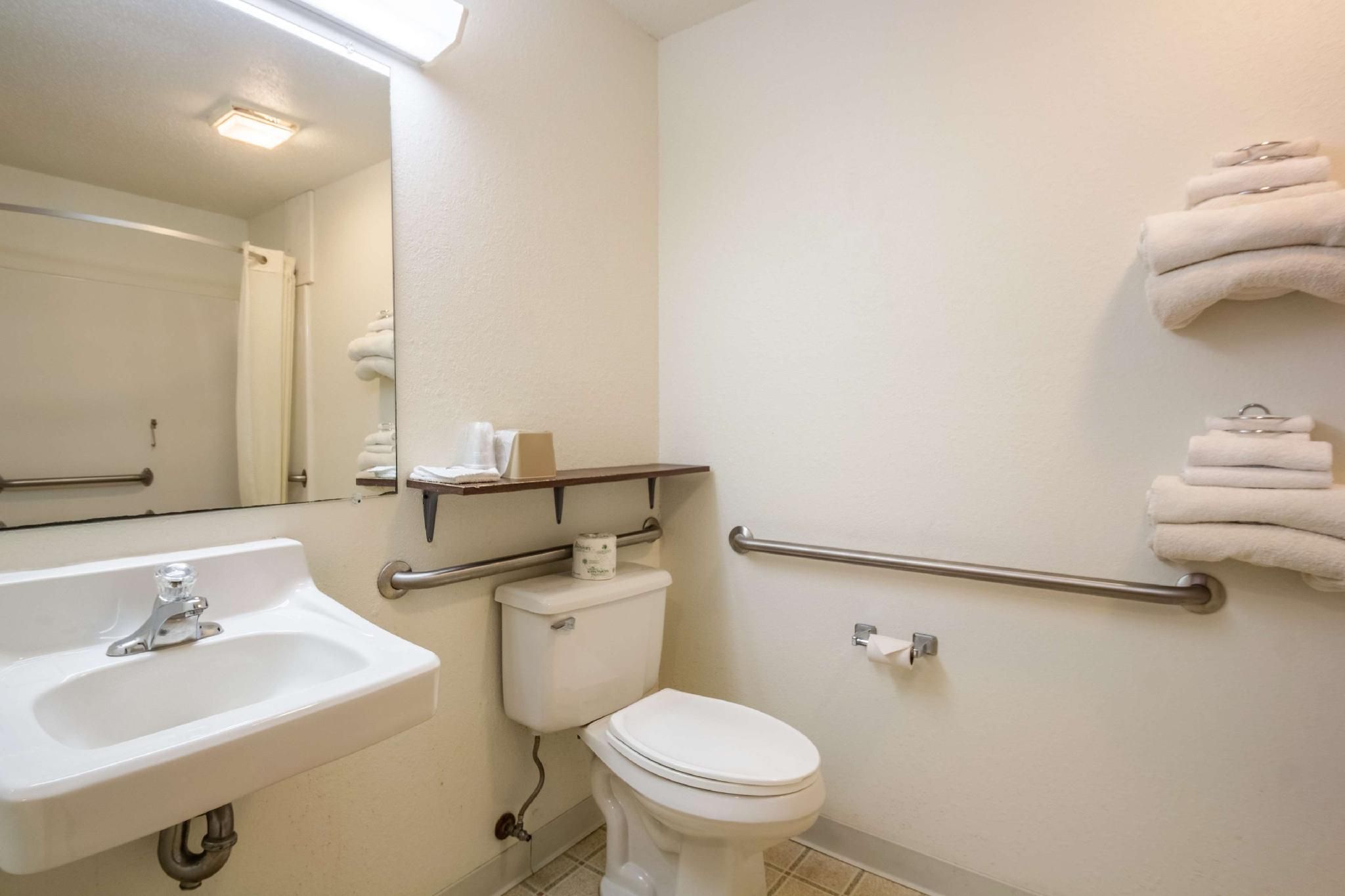 1 QUEEN BED | MOBILITY ACCESSIBLE TUB NSMK