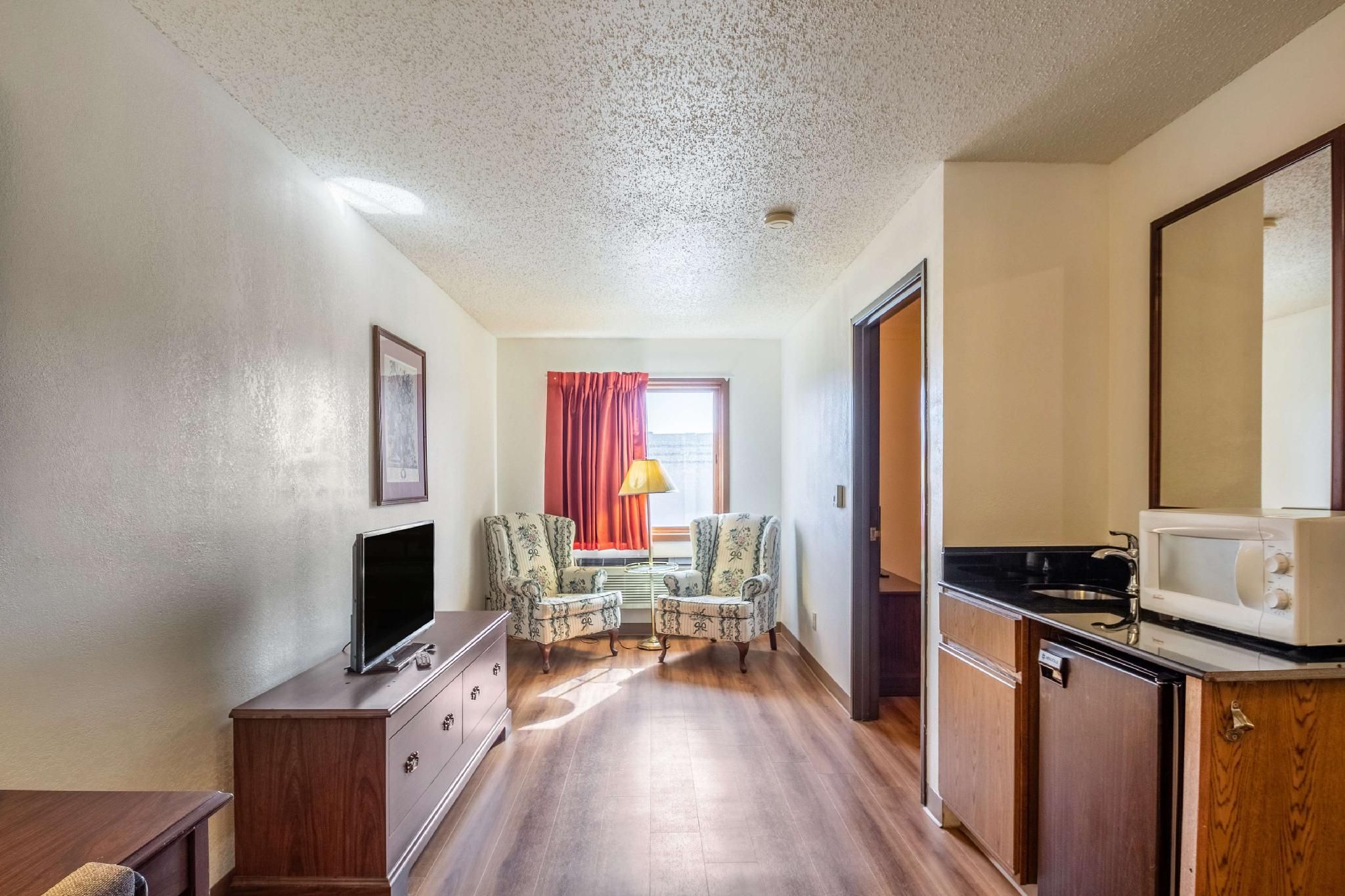 1 QUEEN BED | SUITE NON-SMOKING