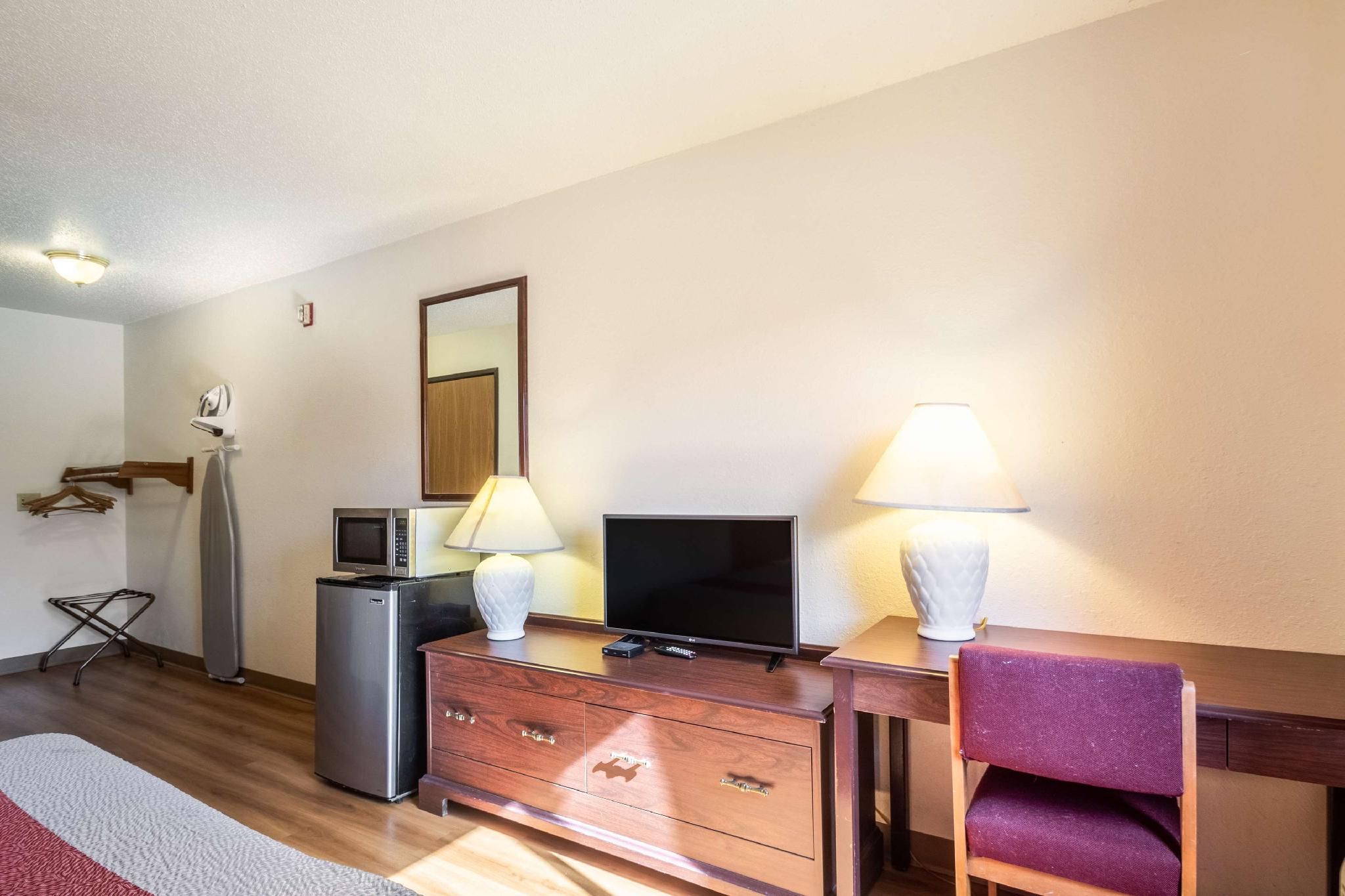 1 King Bed | Non-Smoking