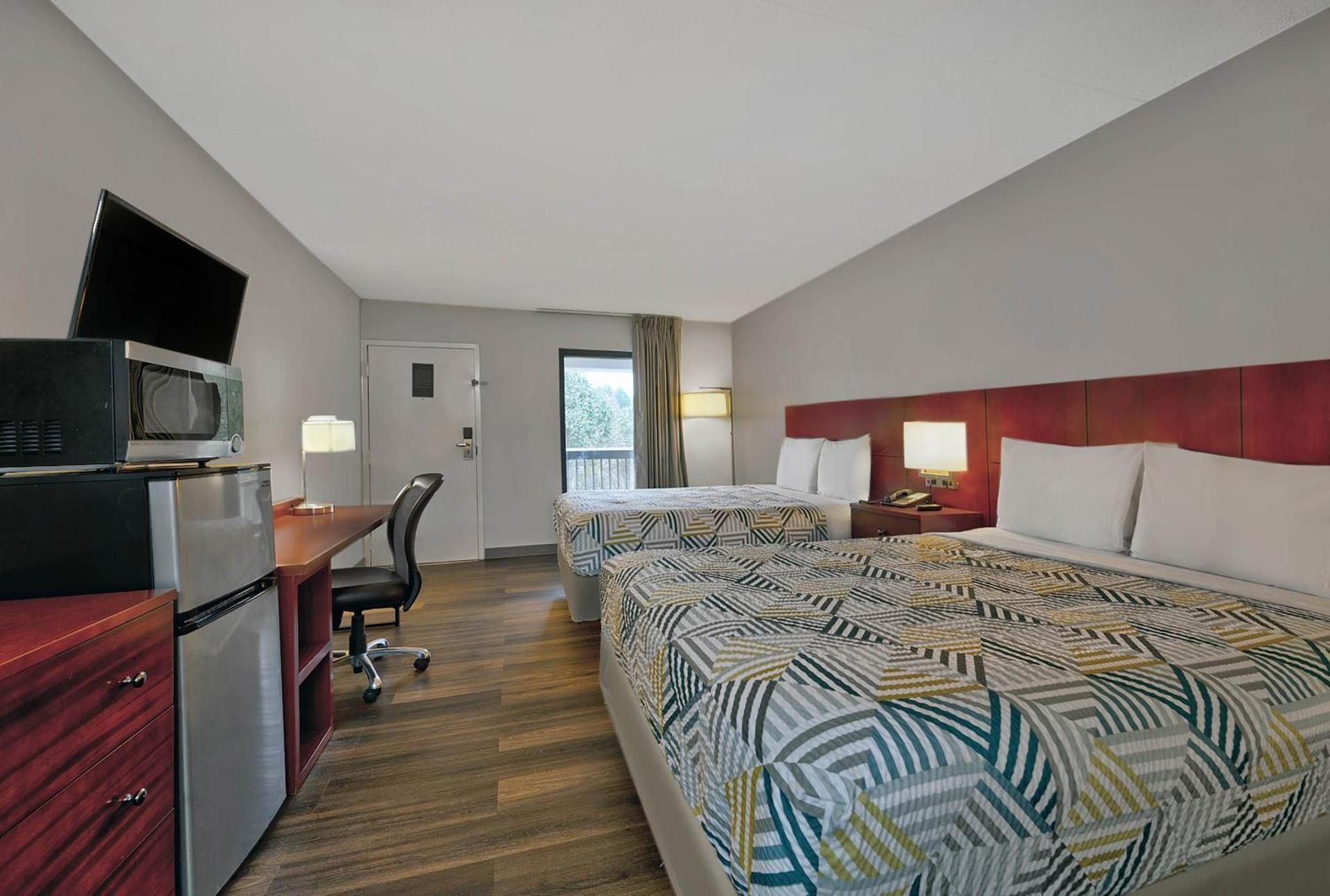 Motel 6 Scottsboro, AL – Hwy 72 Deluxe Queen Room with Two Queen Beds - Non-Smoking 2