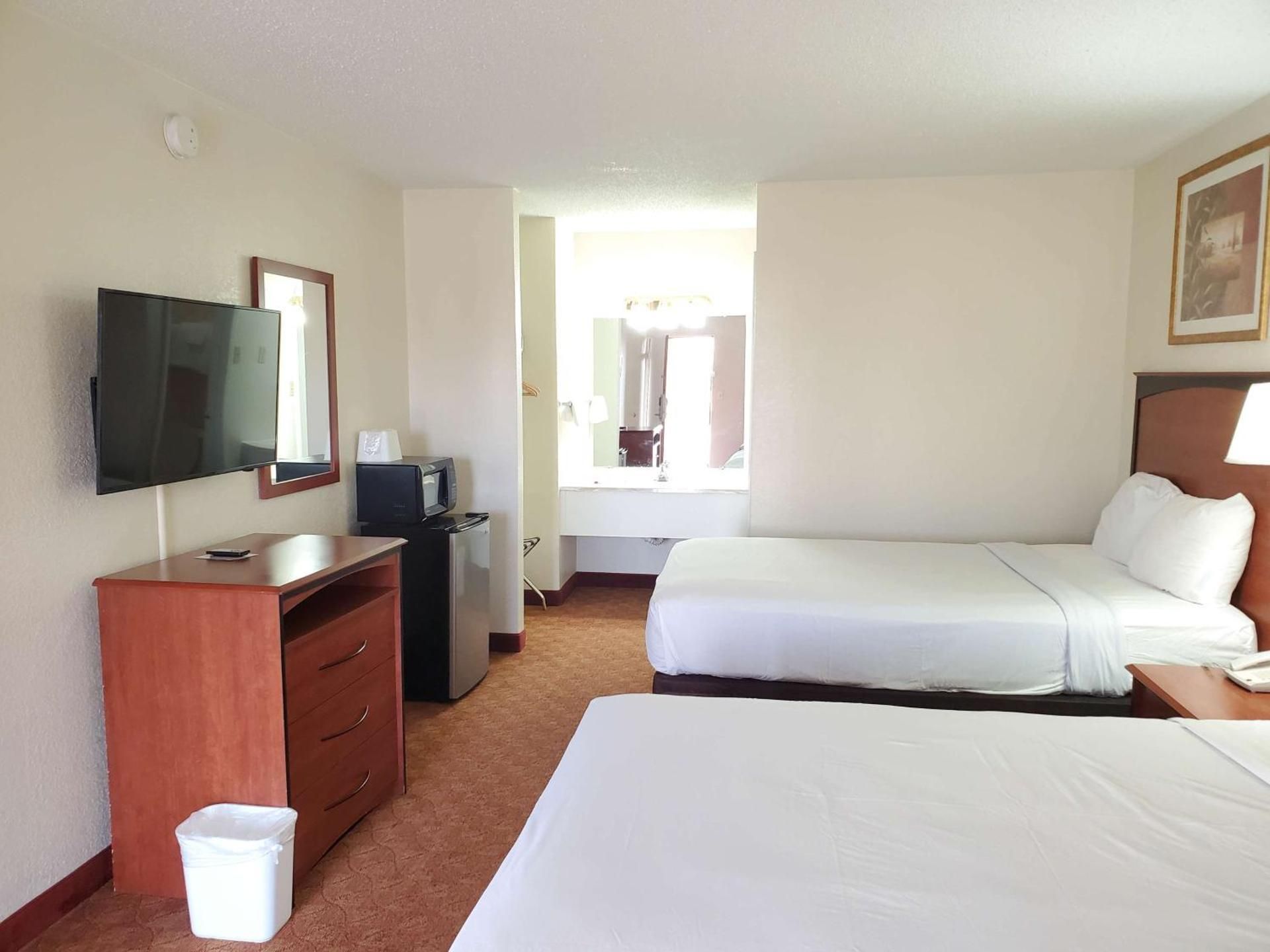 Motel 6 Shamrock, TX Deluxe Quadruple Room - Smoking 2