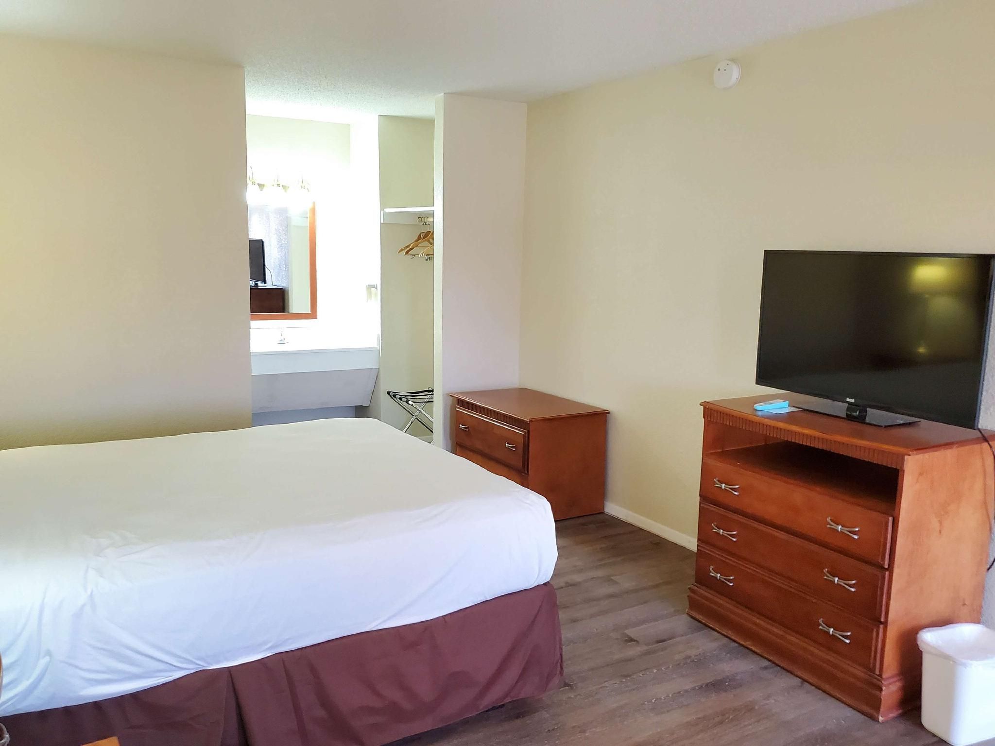 1 King Bed | Non-Smoking, Micfridge