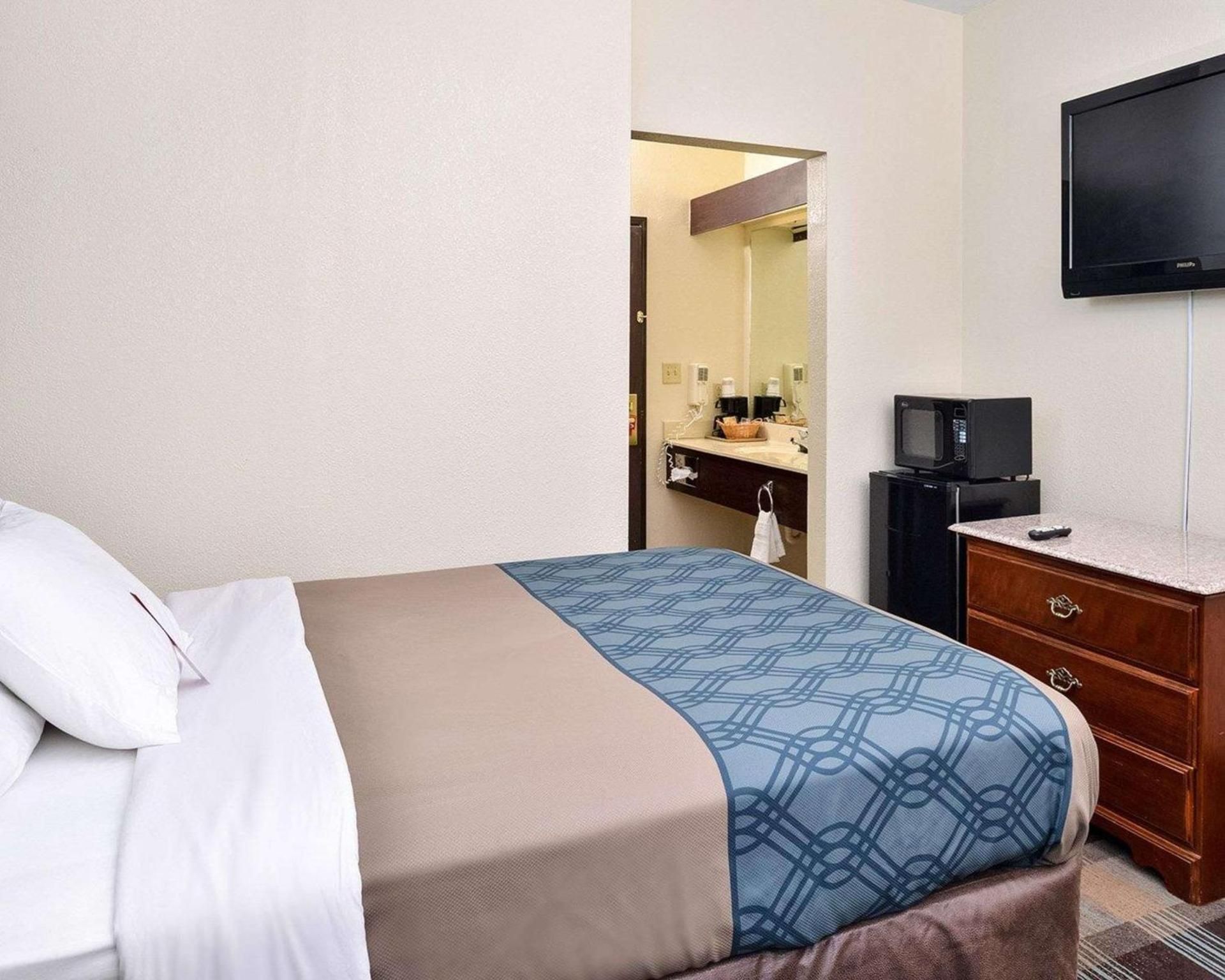 Queen Room - Accessible/Nonsmoking
