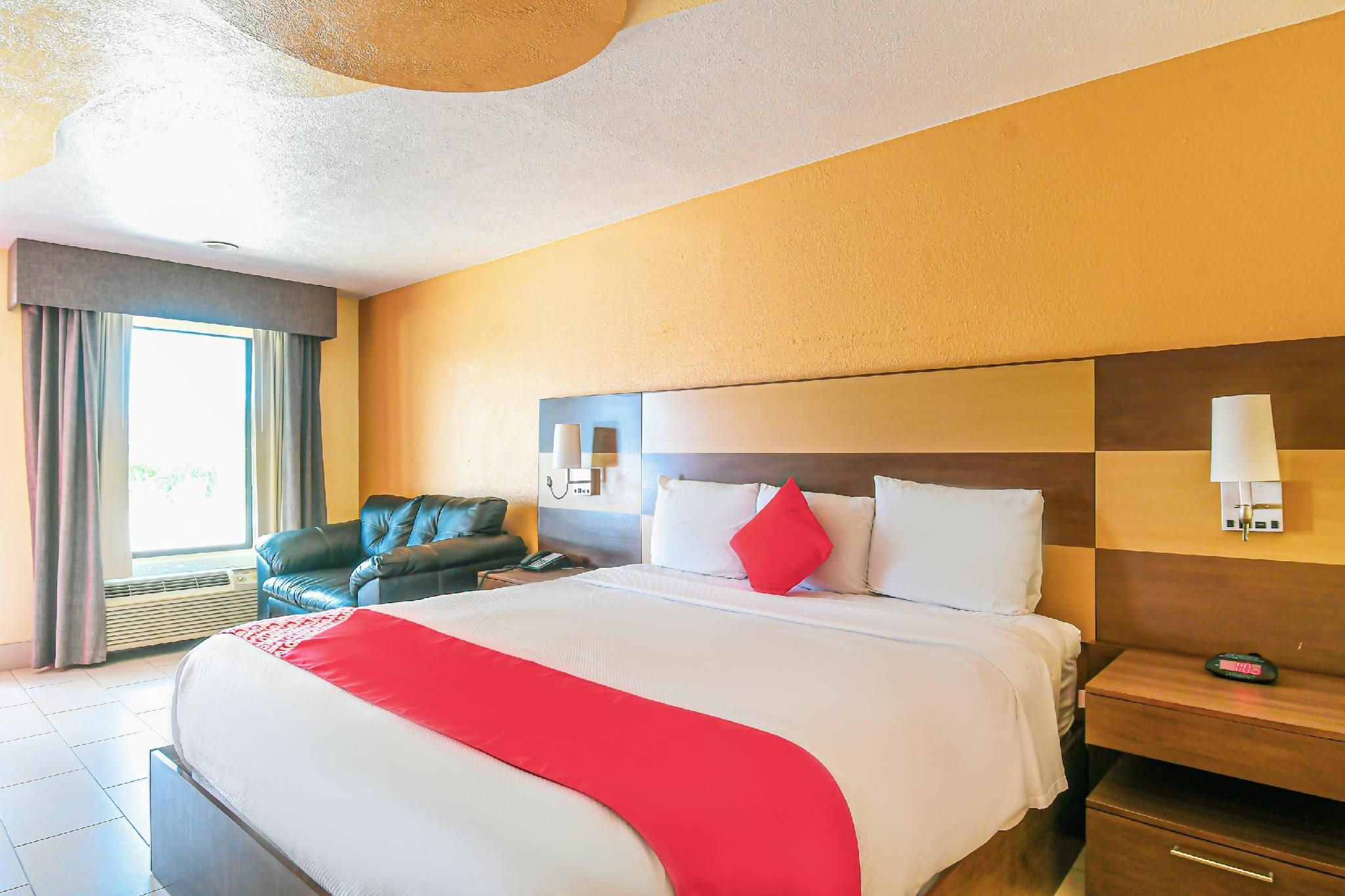 Hotel Shenandoah Woodlands Mall King Bed